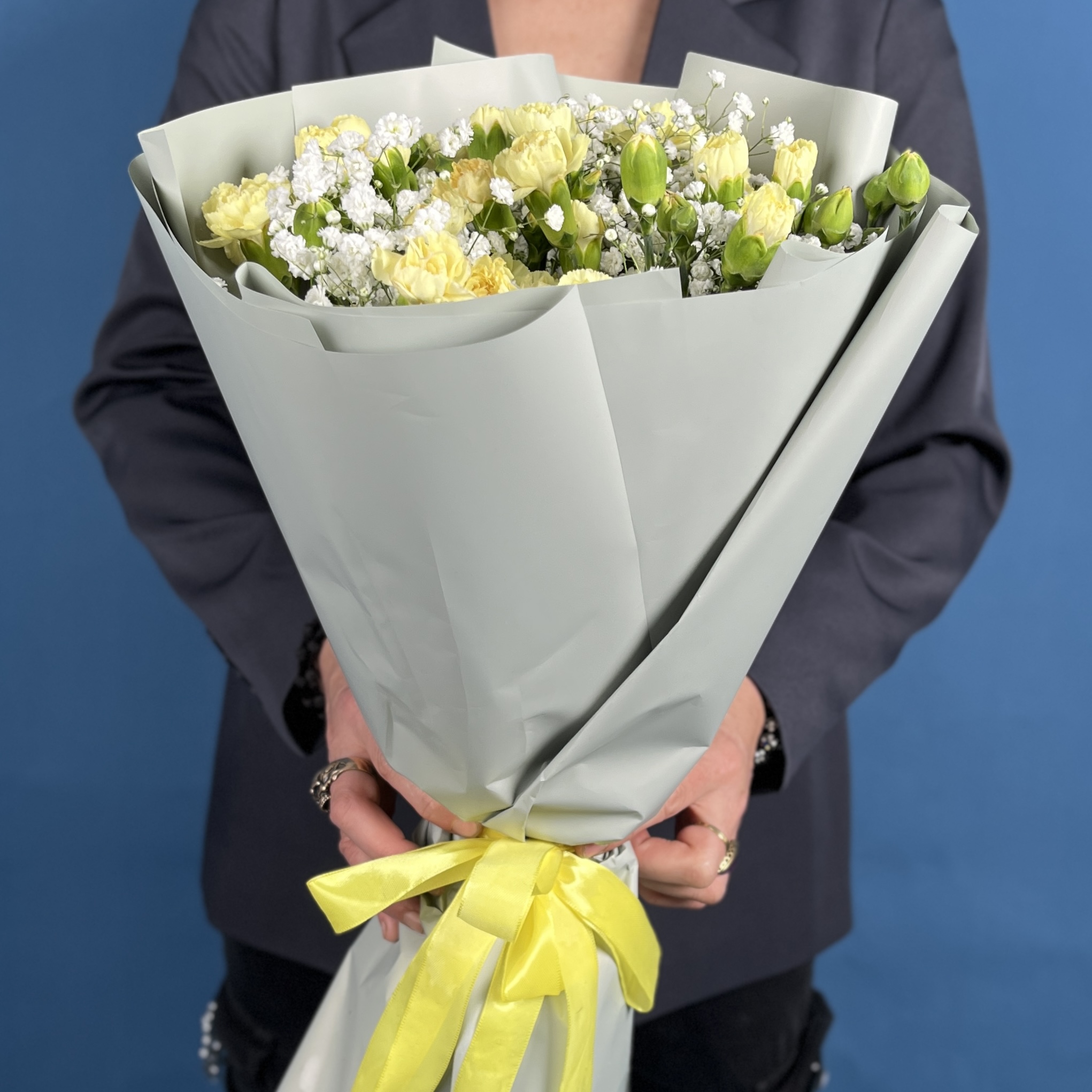 21 желтая кустовая гвоздика с гипсофилой