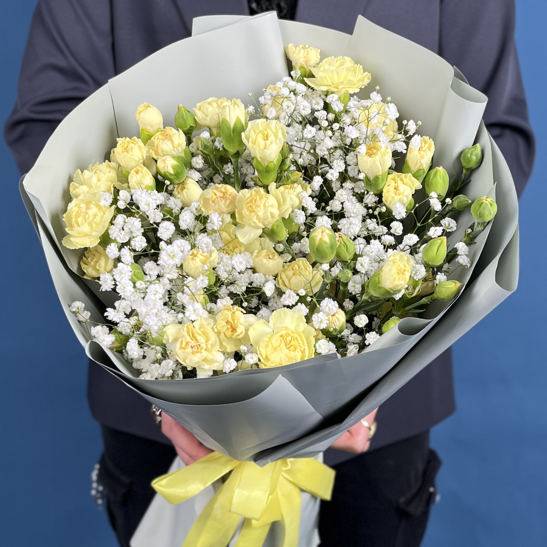 21 желтая кустовая гвоздика с гипсофилой