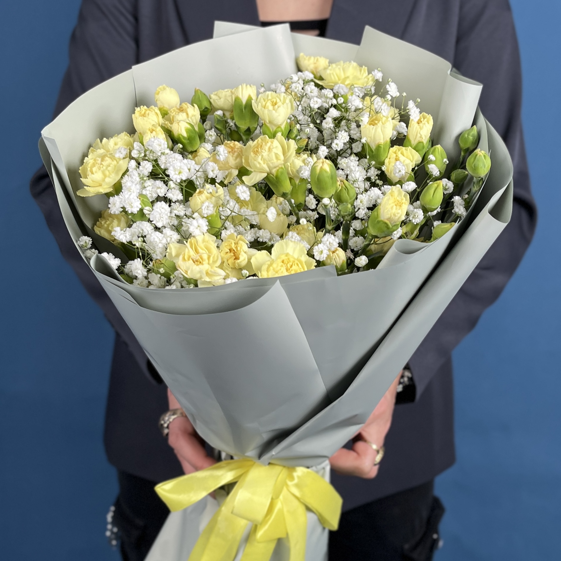 21 желтая кустовая гвоздика с гипсофилой