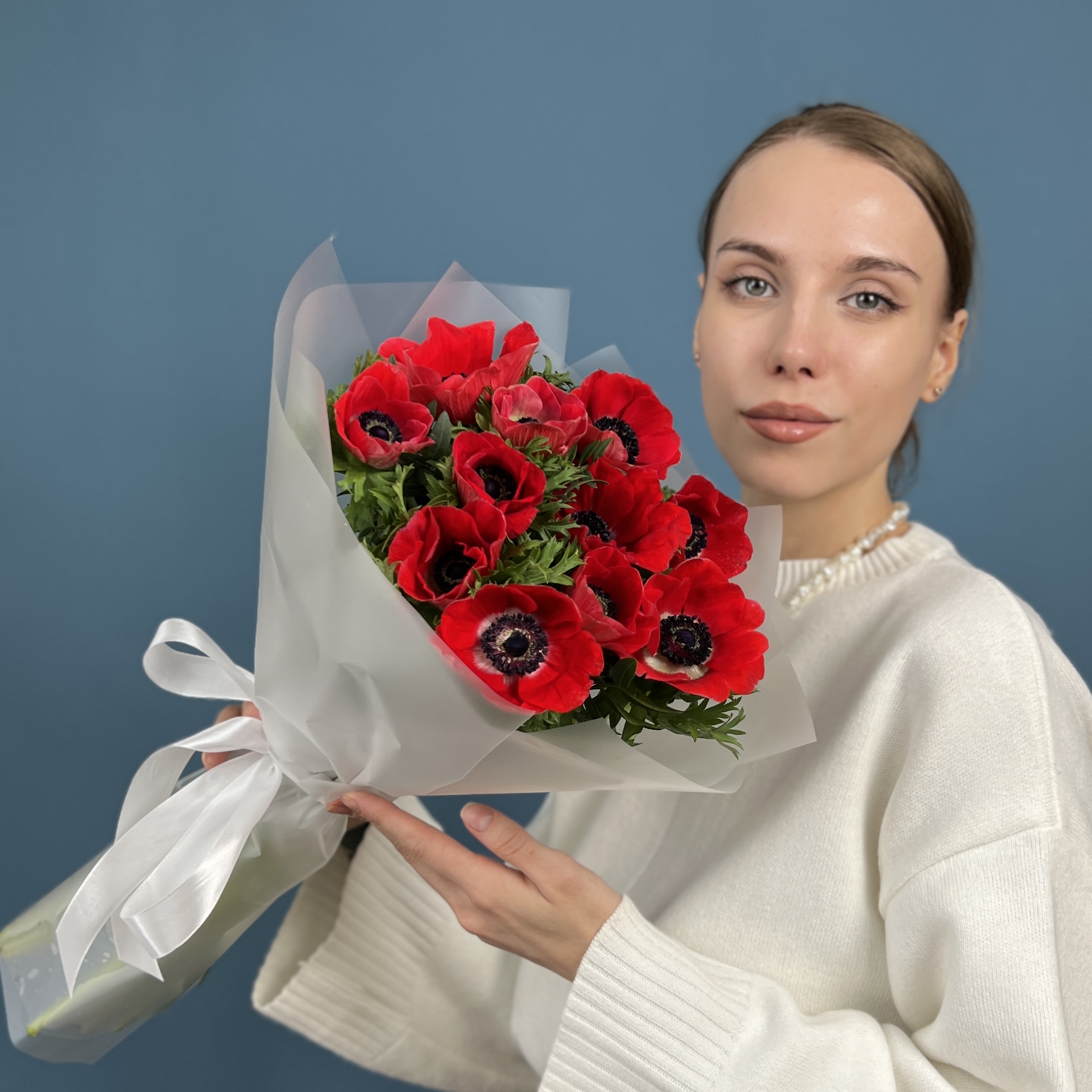 11 красных анемонов