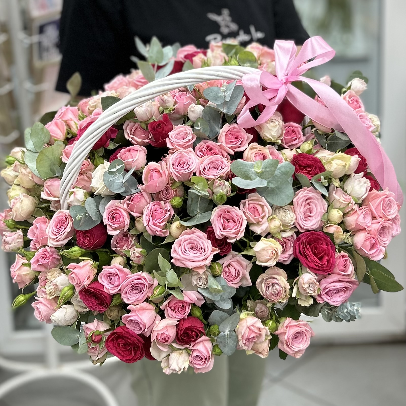 55 кустовых роз в корзине MIX