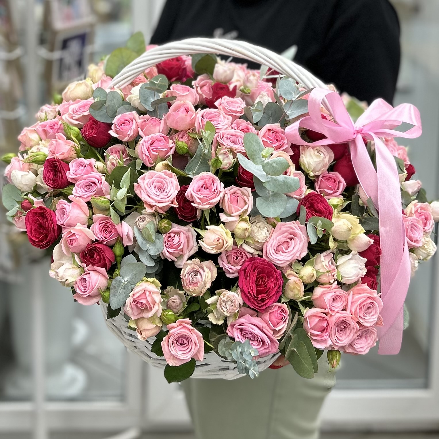55 кустовых роз в корзине MIX