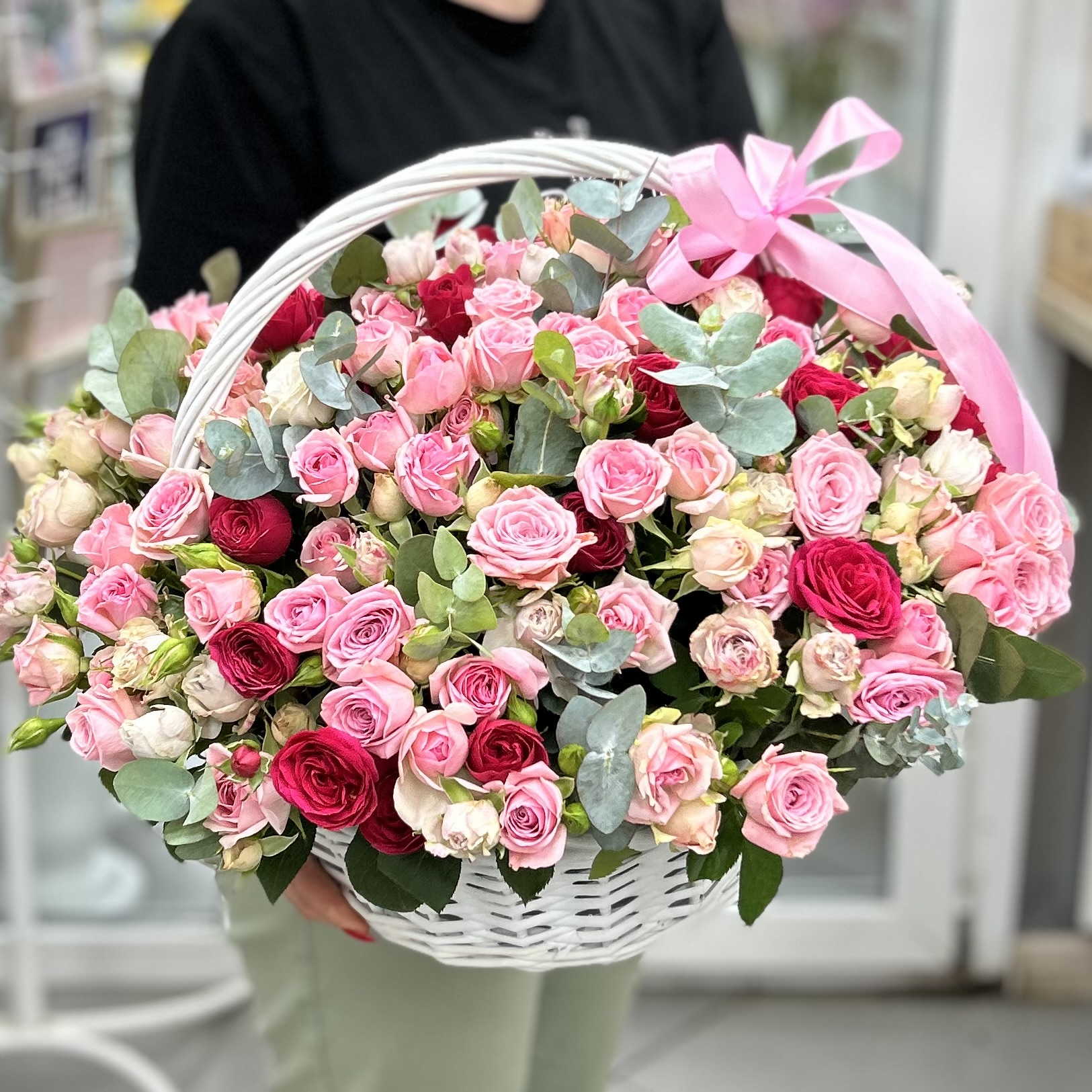 55 кустовых роз в корзине MIX