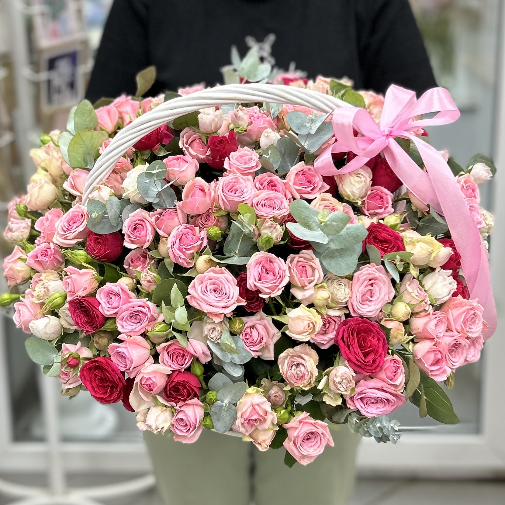 55 кустовых роз в корзине MIX