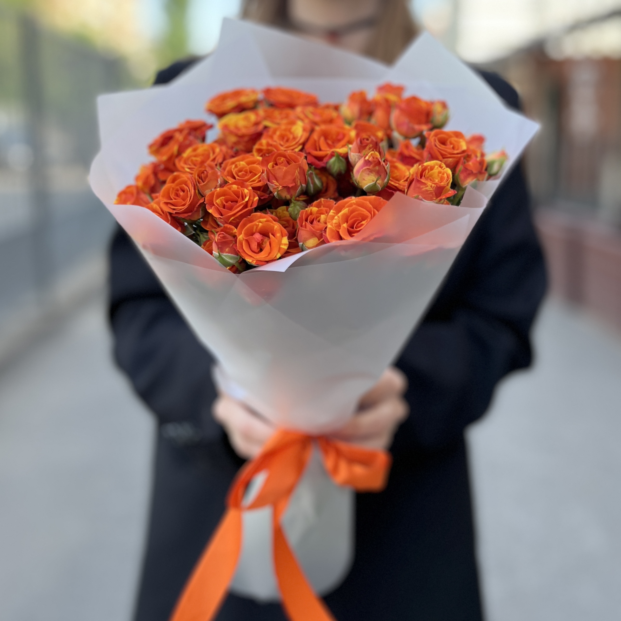 15 огненных кустовых роз Смэшинг 40 см