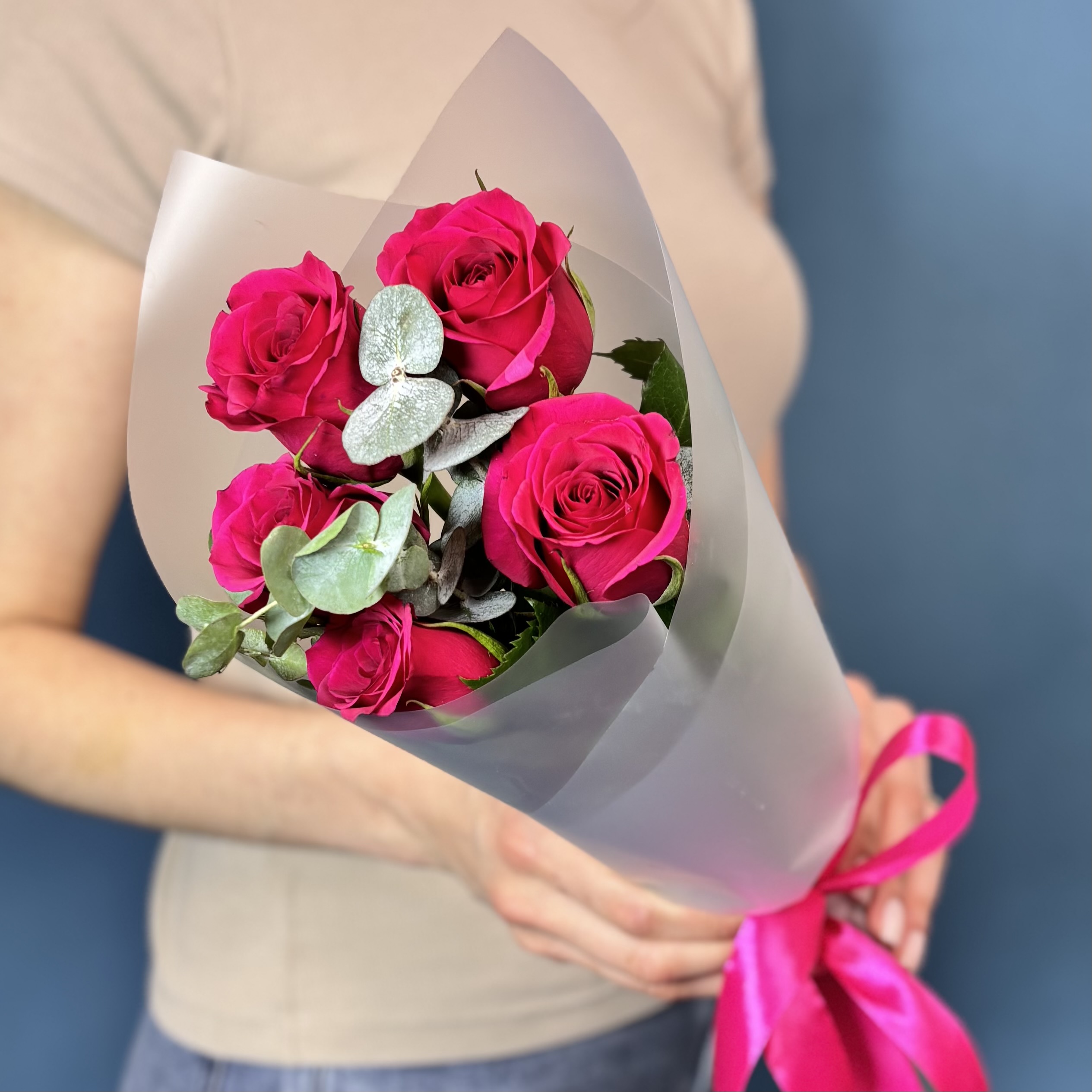 5 малиновых роз Такаци с эвкалиптом