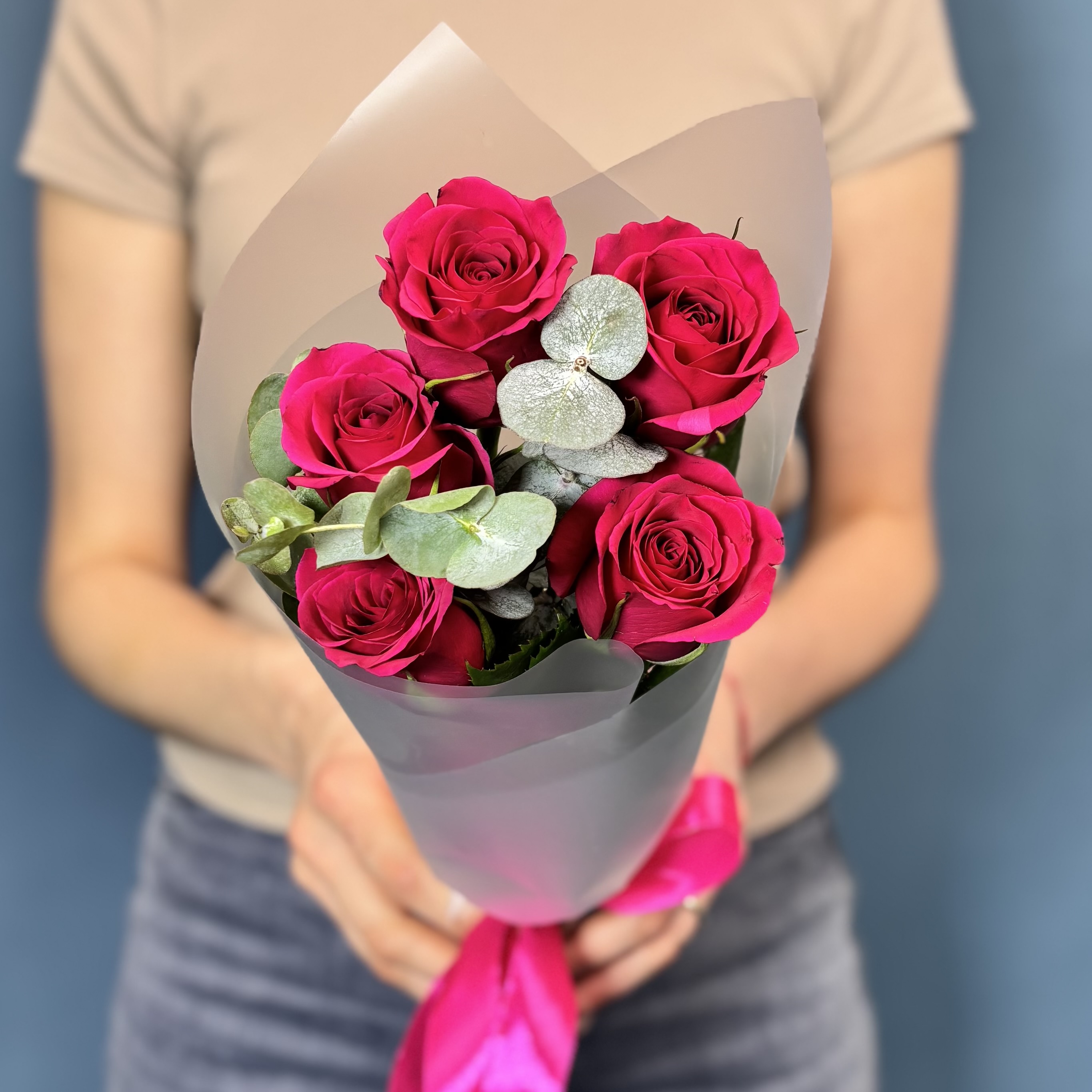 5 малиновых роз Такаци с эвкалиптом