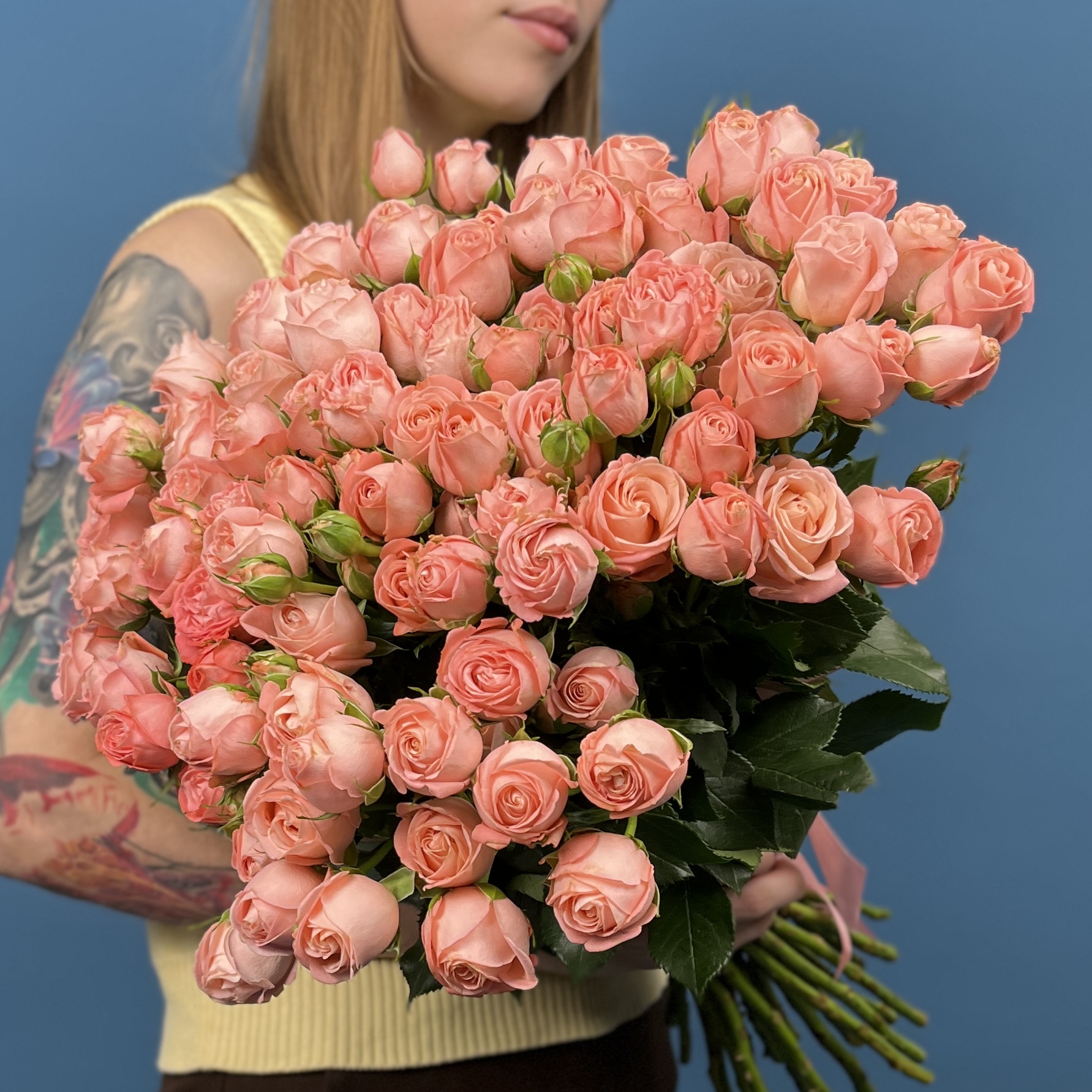 Кустовая пионовидная роза Амэйзинг Мэджик 50 см