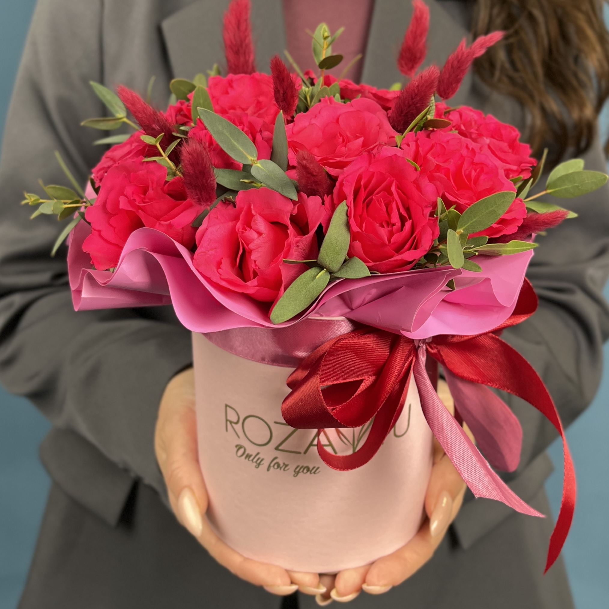 15 малиновых роз Вайлд Калипсо с лагурусом в коробке