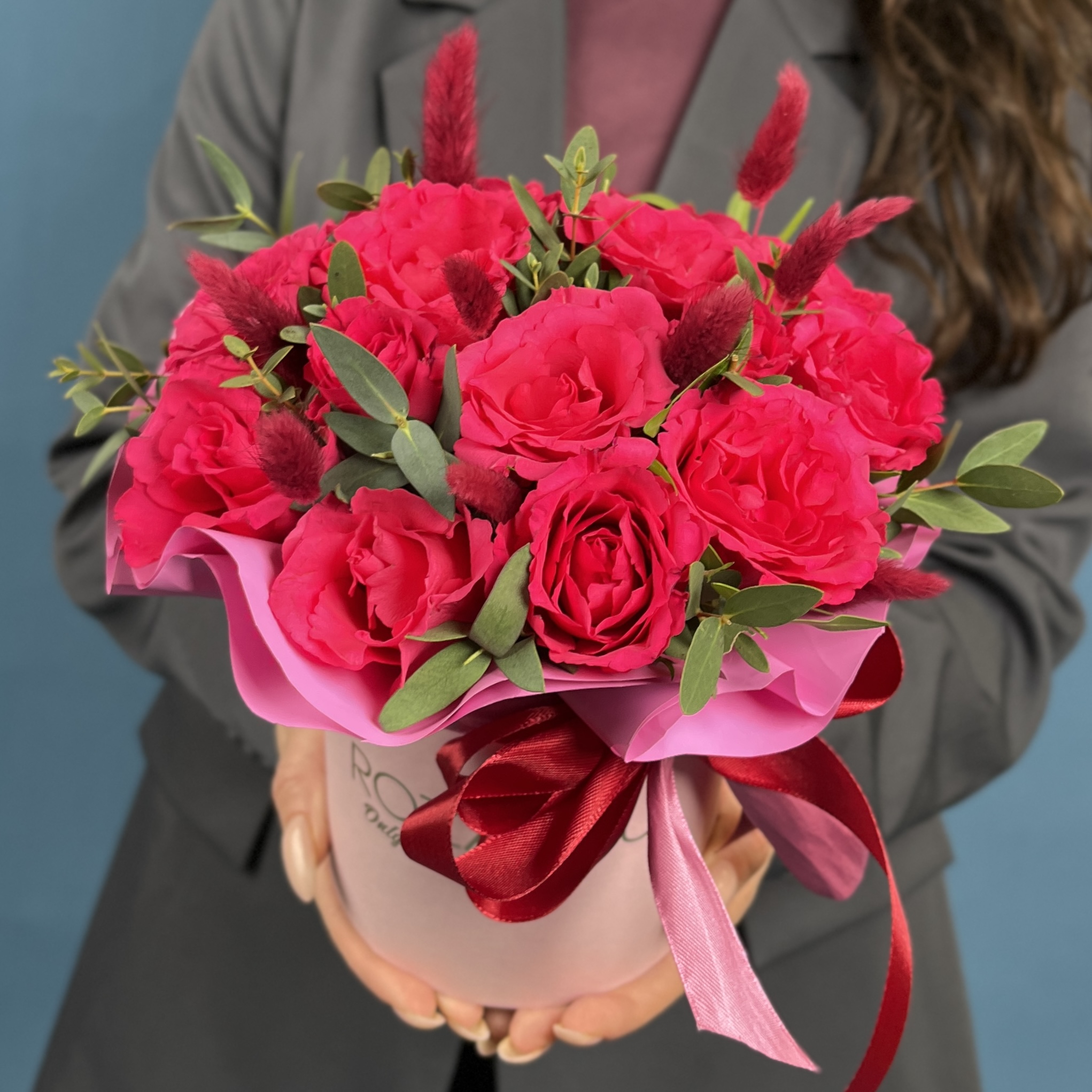 15 малиновых роз Вайлд Калипсо с лагурусом в коробке