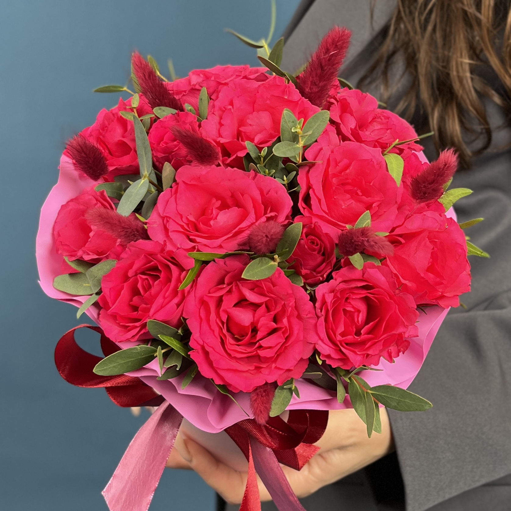 15 малиновых роз Вайлд Калипсо с лагурусом в коробке