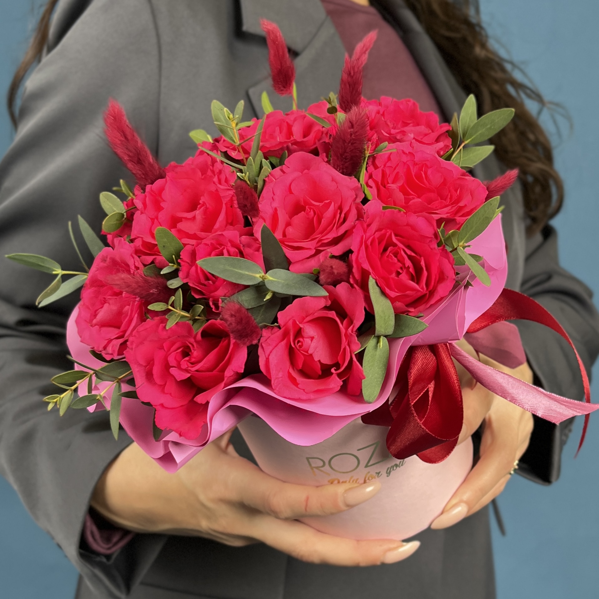 15 малиновых роз Вайлд Калипсо с лагурусом в коробке