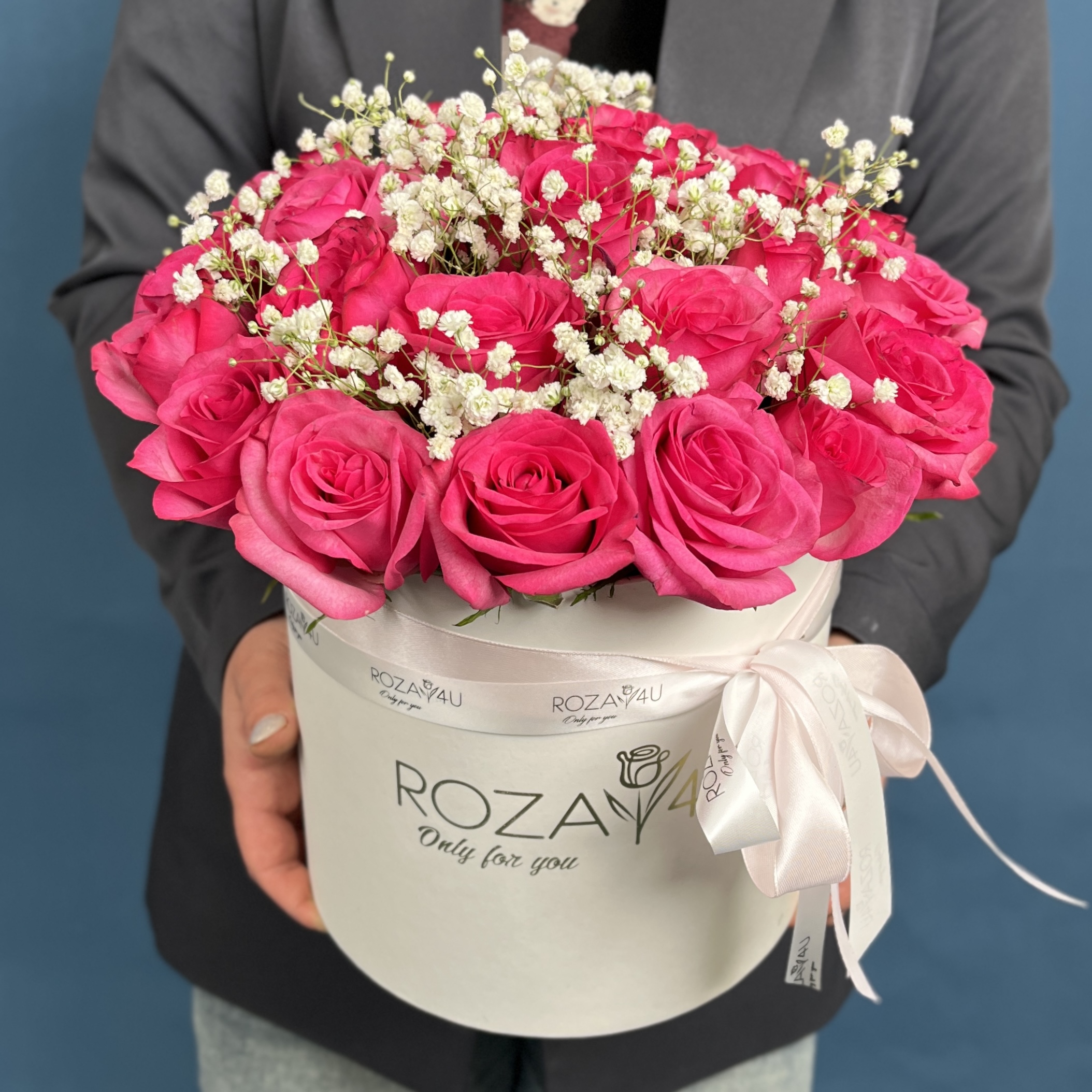 25 малиновых роз Палома Роял с гипсофилой в коробке