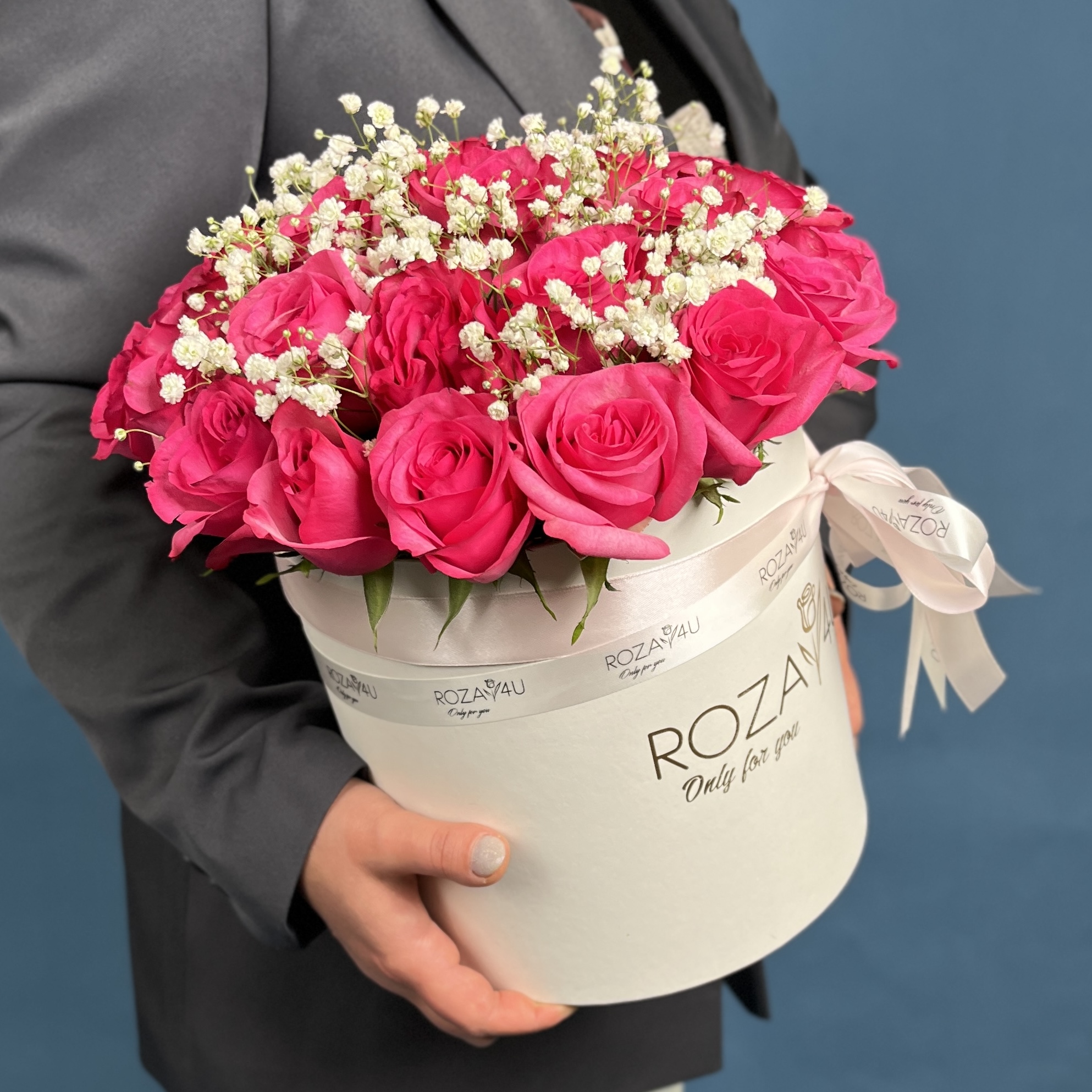 25 малиновых роз Палома Роял с гипсофилой в коробке