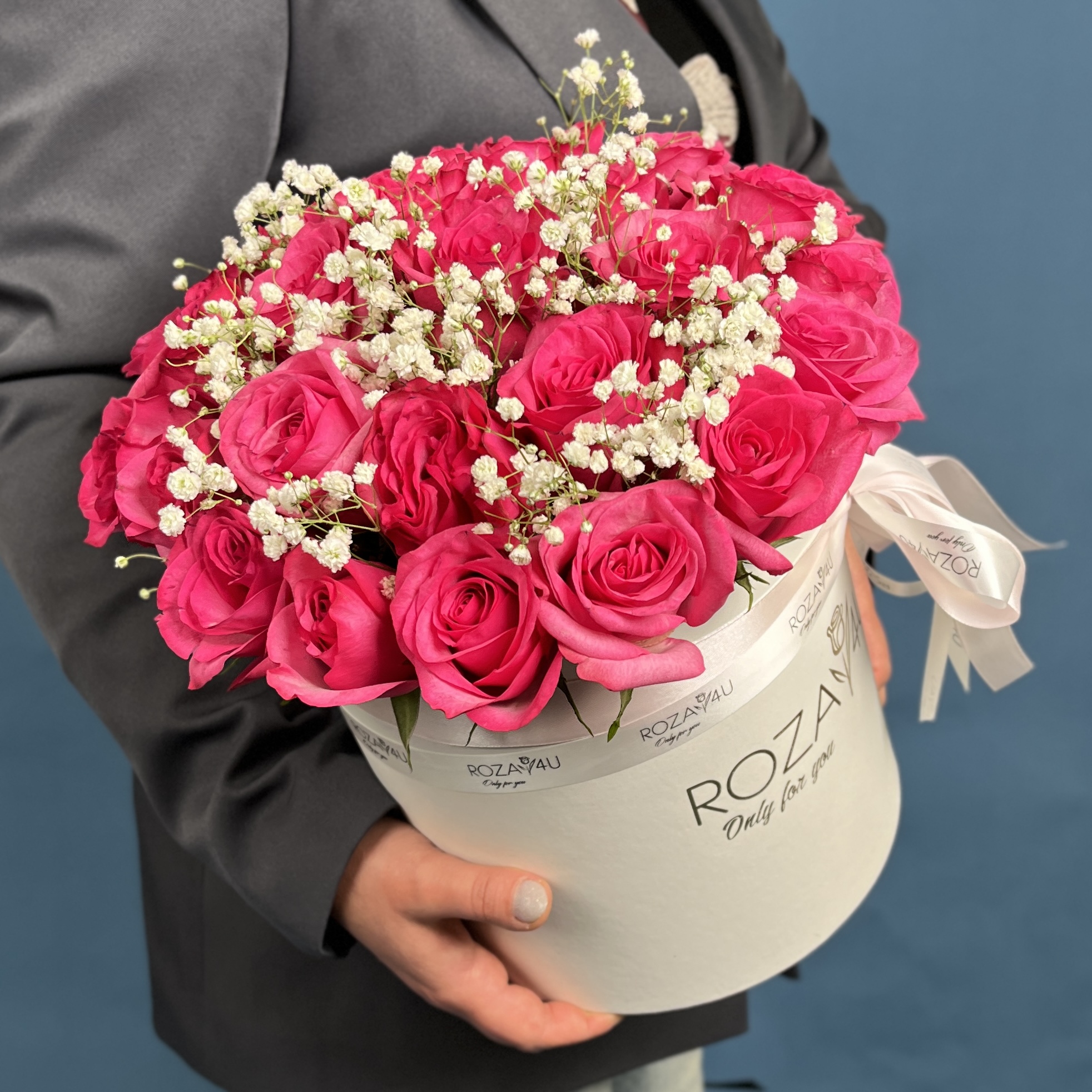 25 малиновых роз Палома Роял с гипсофилой в коробке