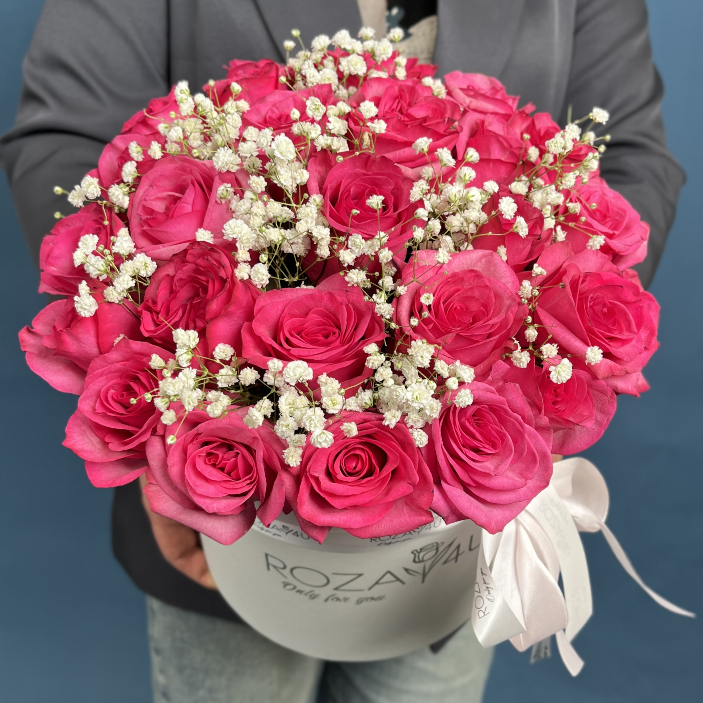 25 малиновых роз Палома Роял с гипсофилой в коробке