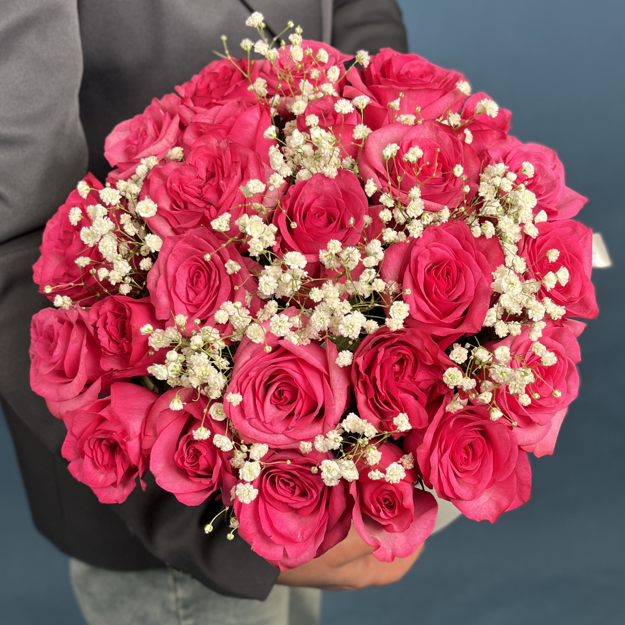 25 малиновых роз Палома Роял с гипсофилой в коробке