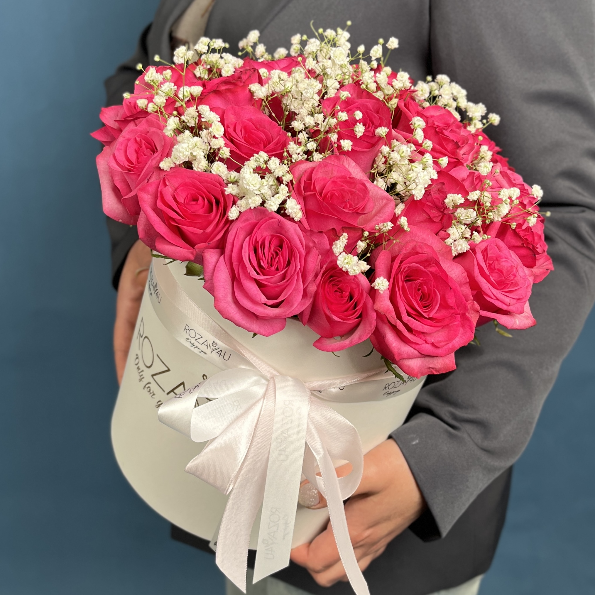 25 малиновых роз Палома Роял с гипсофилой в коробке
