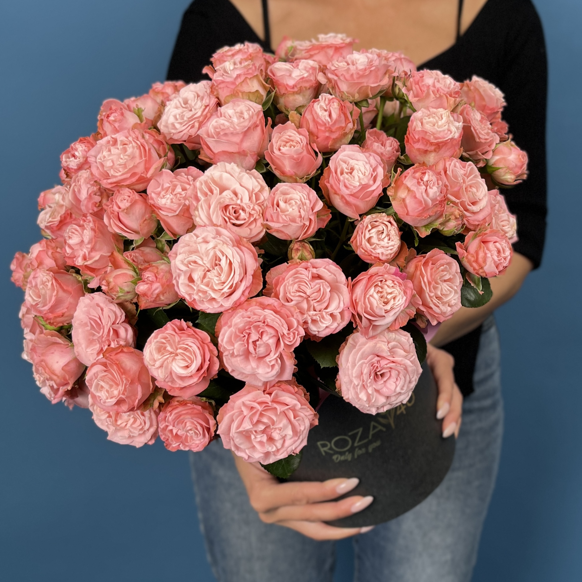 25 кустовых пионовидных роз Мадам Бомбастик в коробке