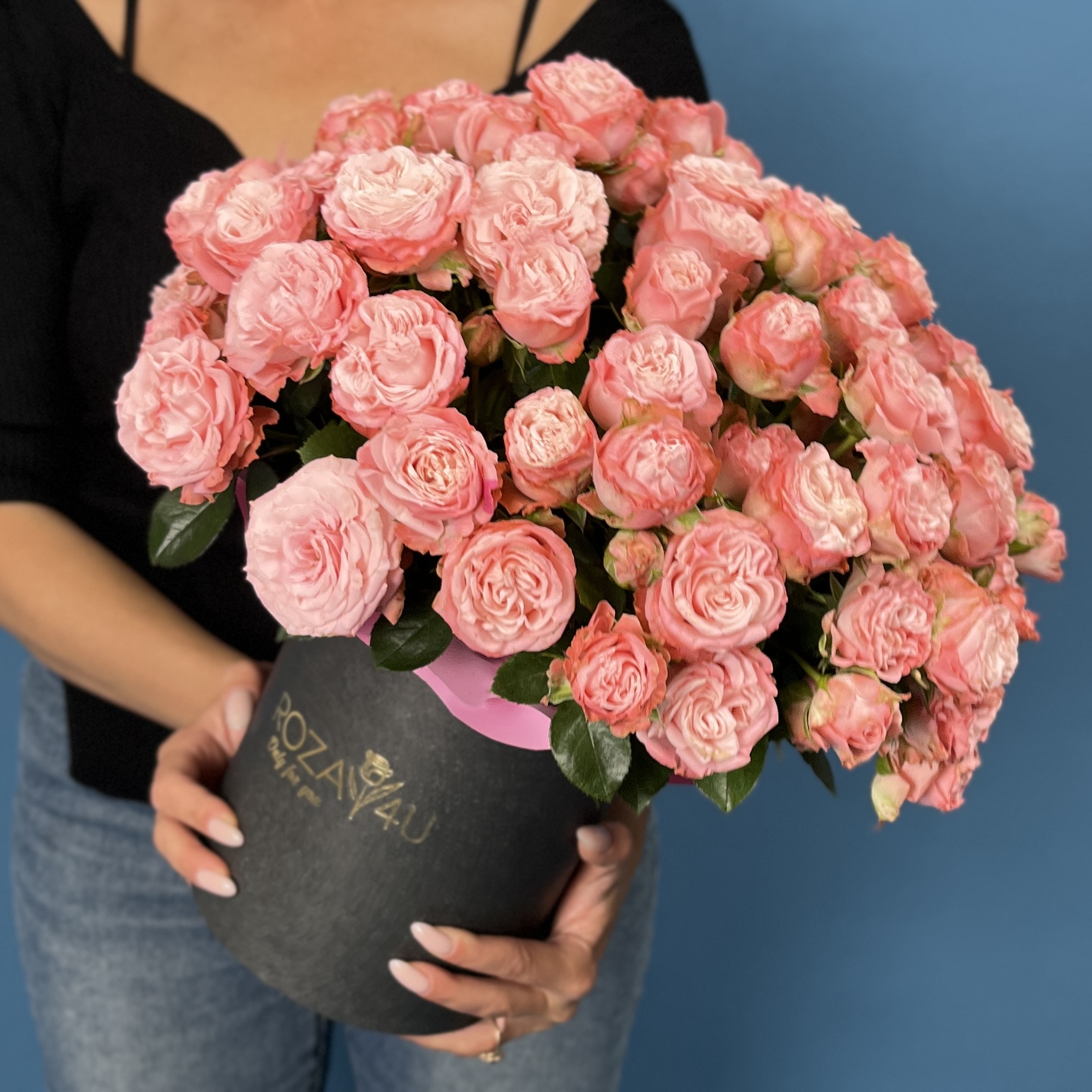 25 кустовых пионовидных роз Мадам Бомбастик в коробке