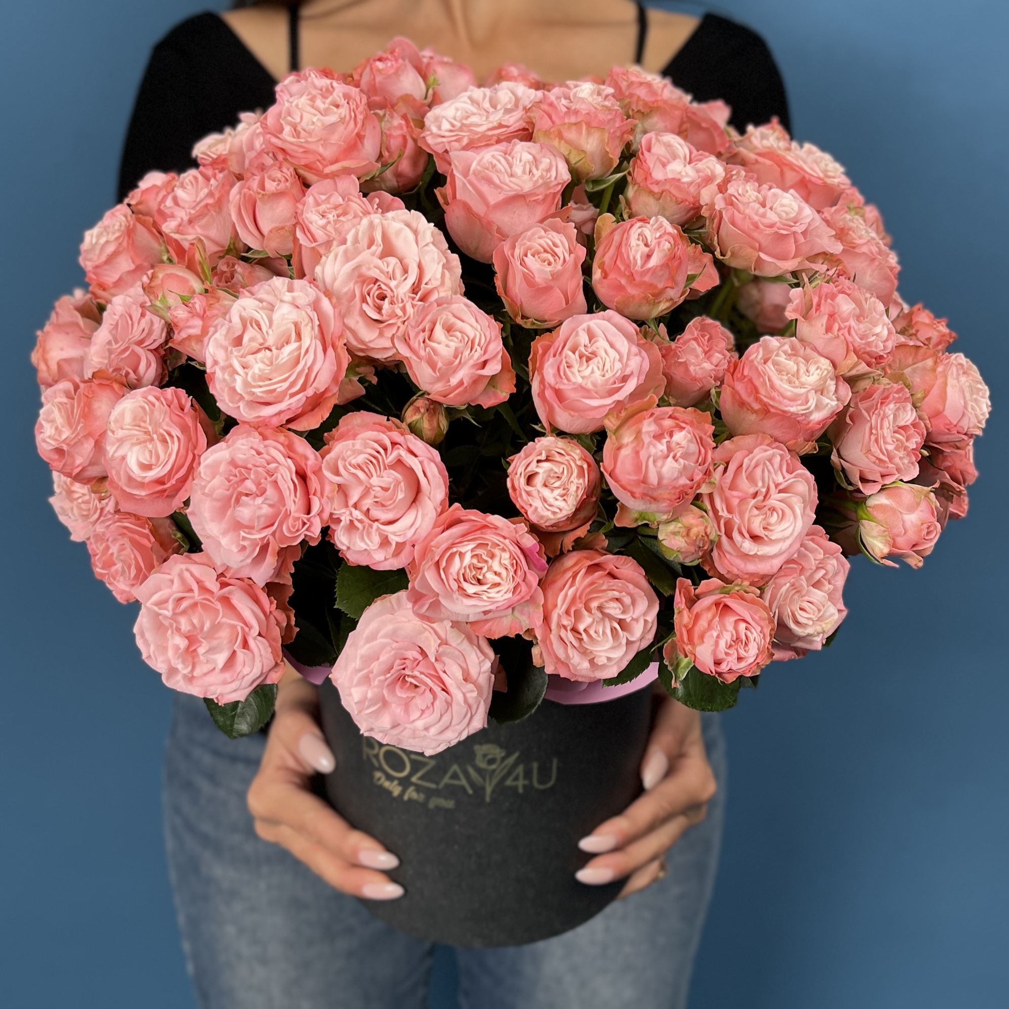 25 кустовых пионовидных роз Мадам Бомбастик в коробке