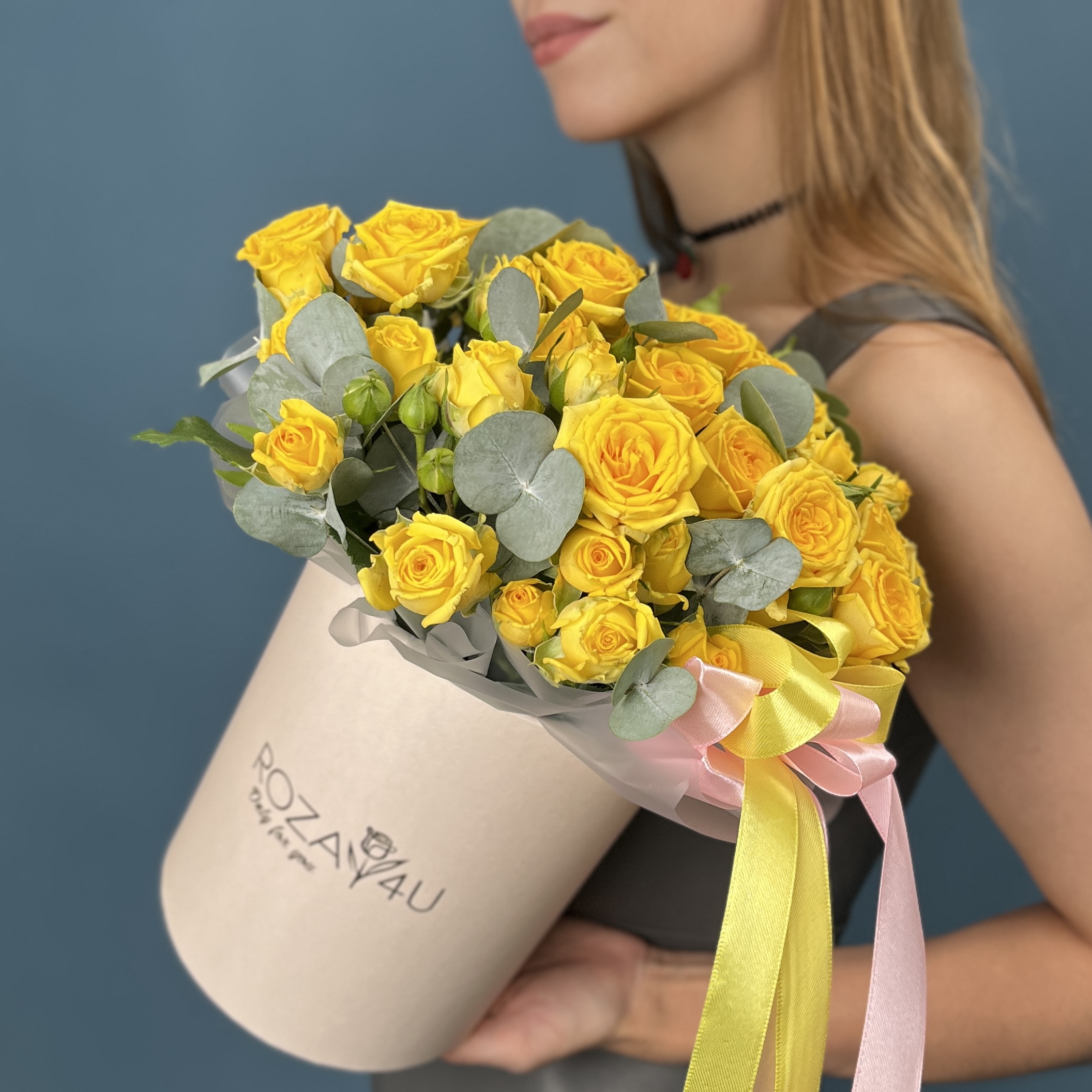 7 кустовых роз Еллоу Бейби в коробке