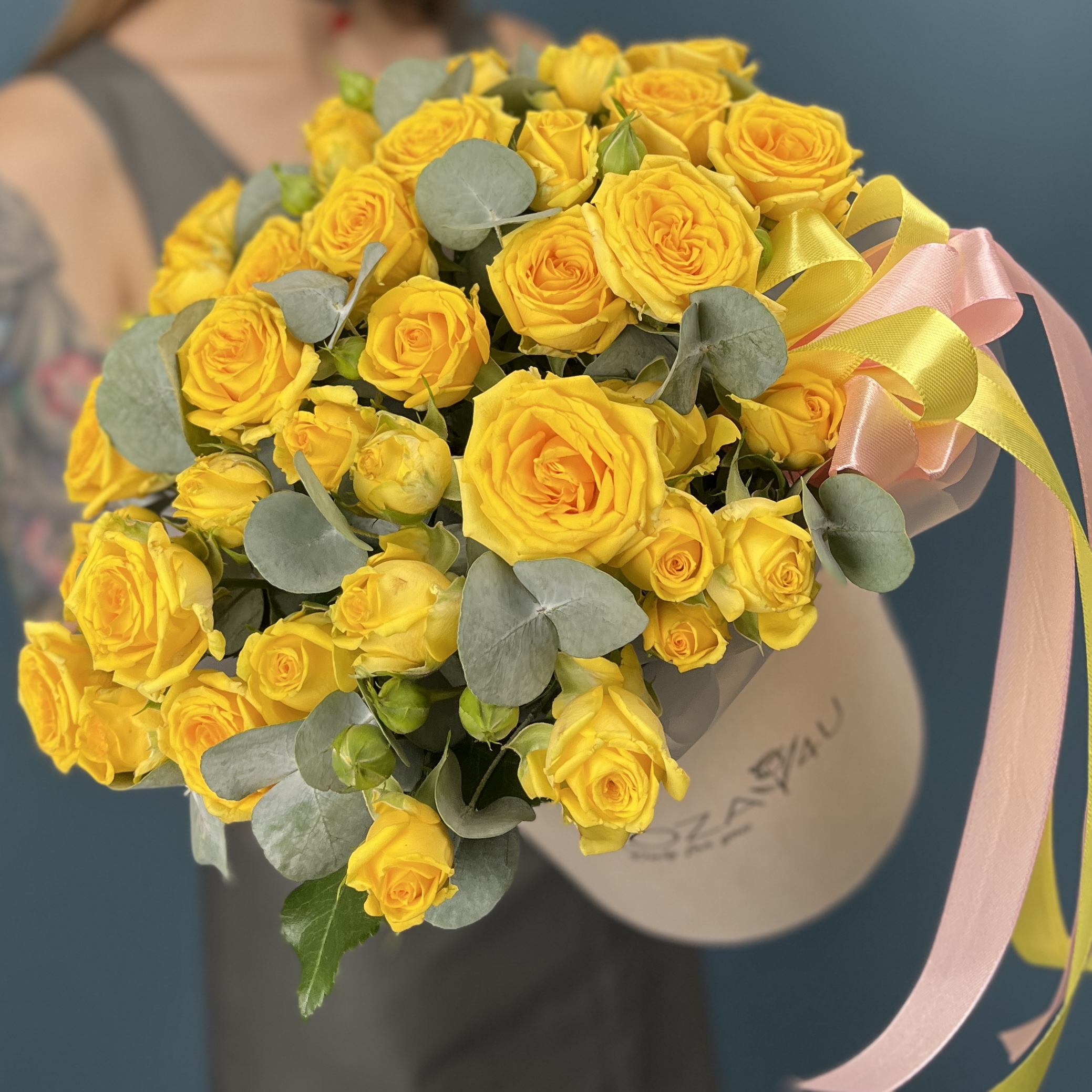 7 кустовых роз Еллоу Бейби в коробке