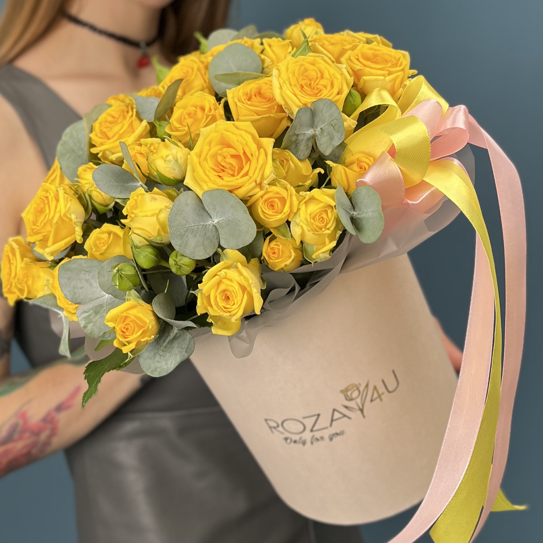 7 кустовых роз Еллоу Бейби в коробке