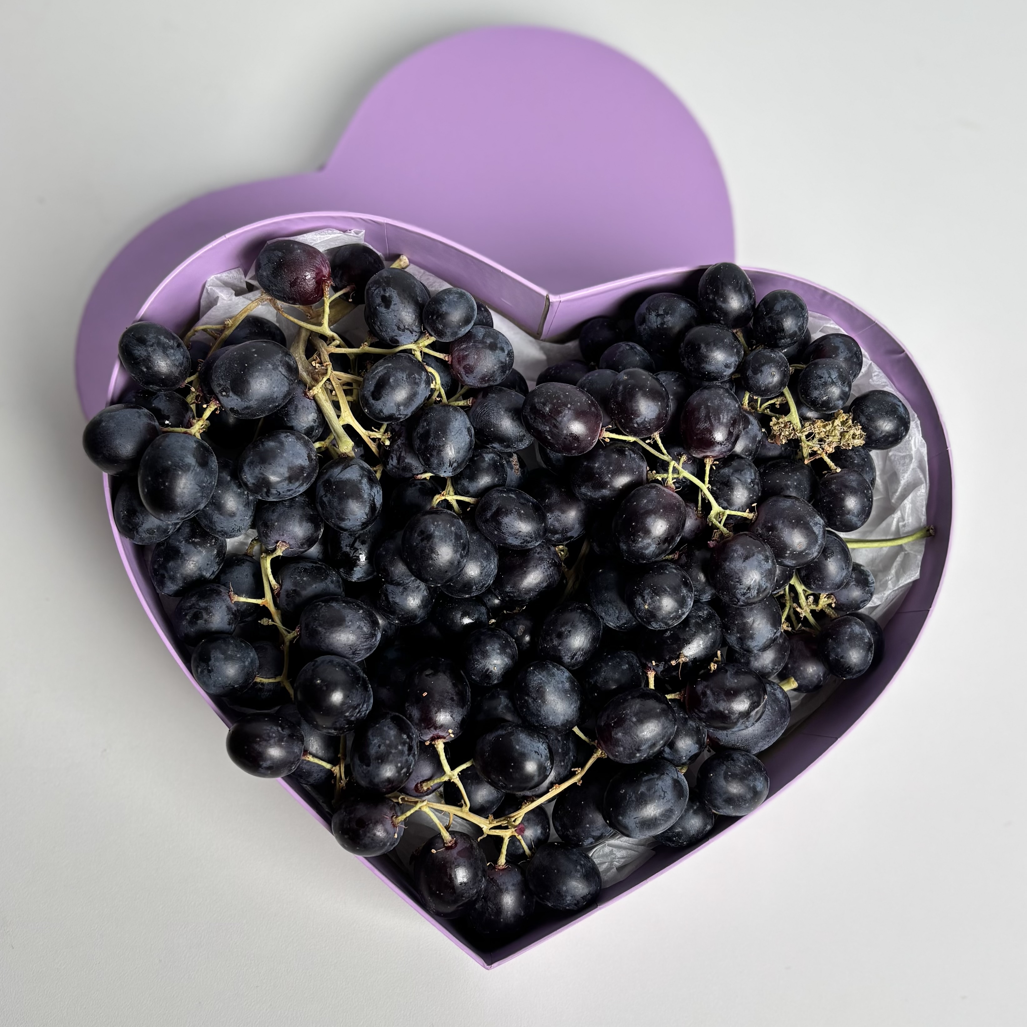 Виноград черный 500гр в коробке сердце