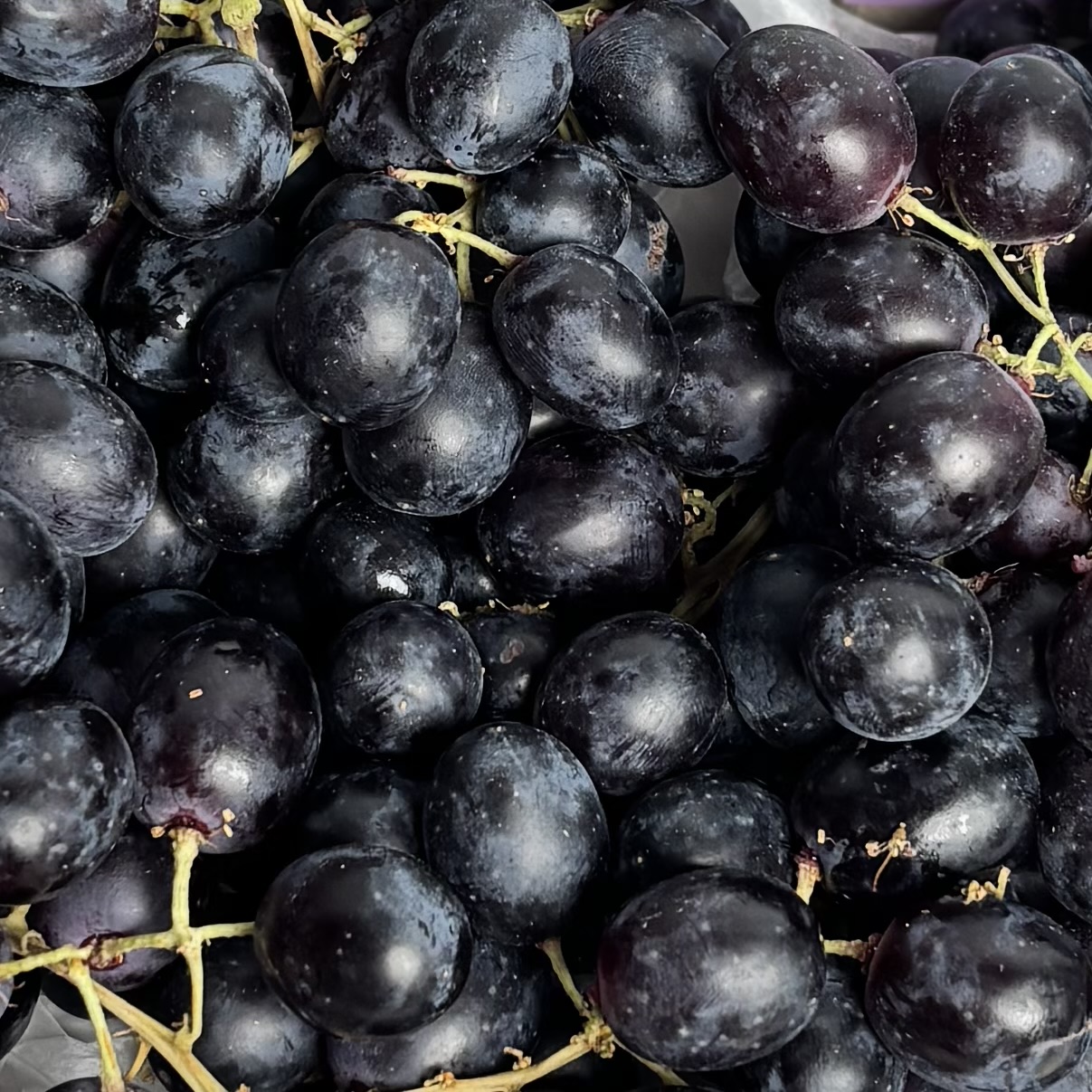 Виноград черный 500гр в коробке сердце