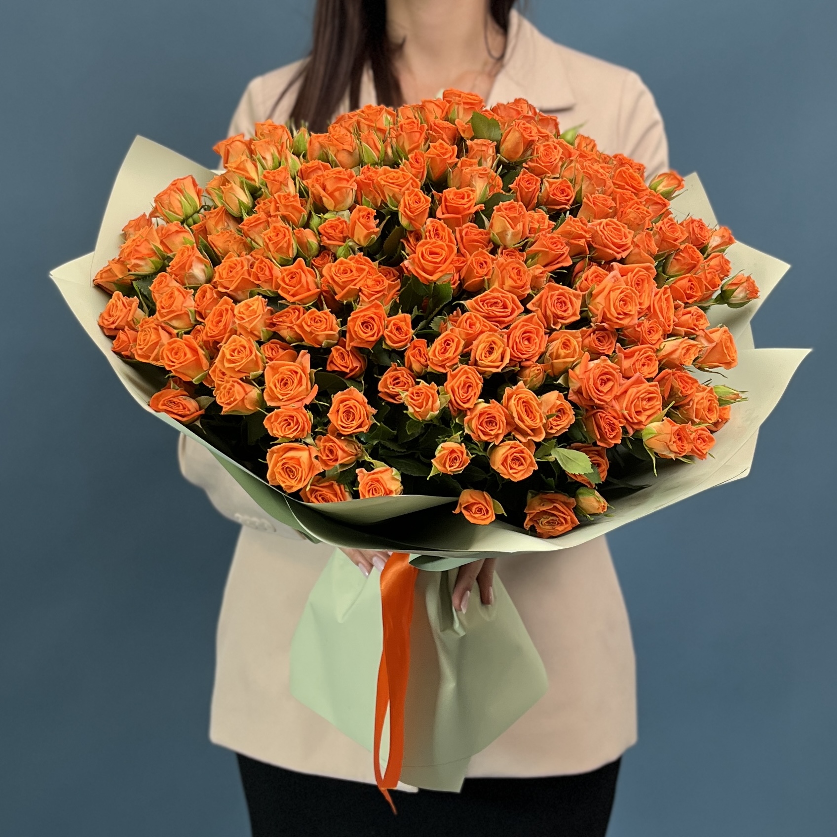 51 кустовая оранжевая роза Чарминг Бейб 40 см