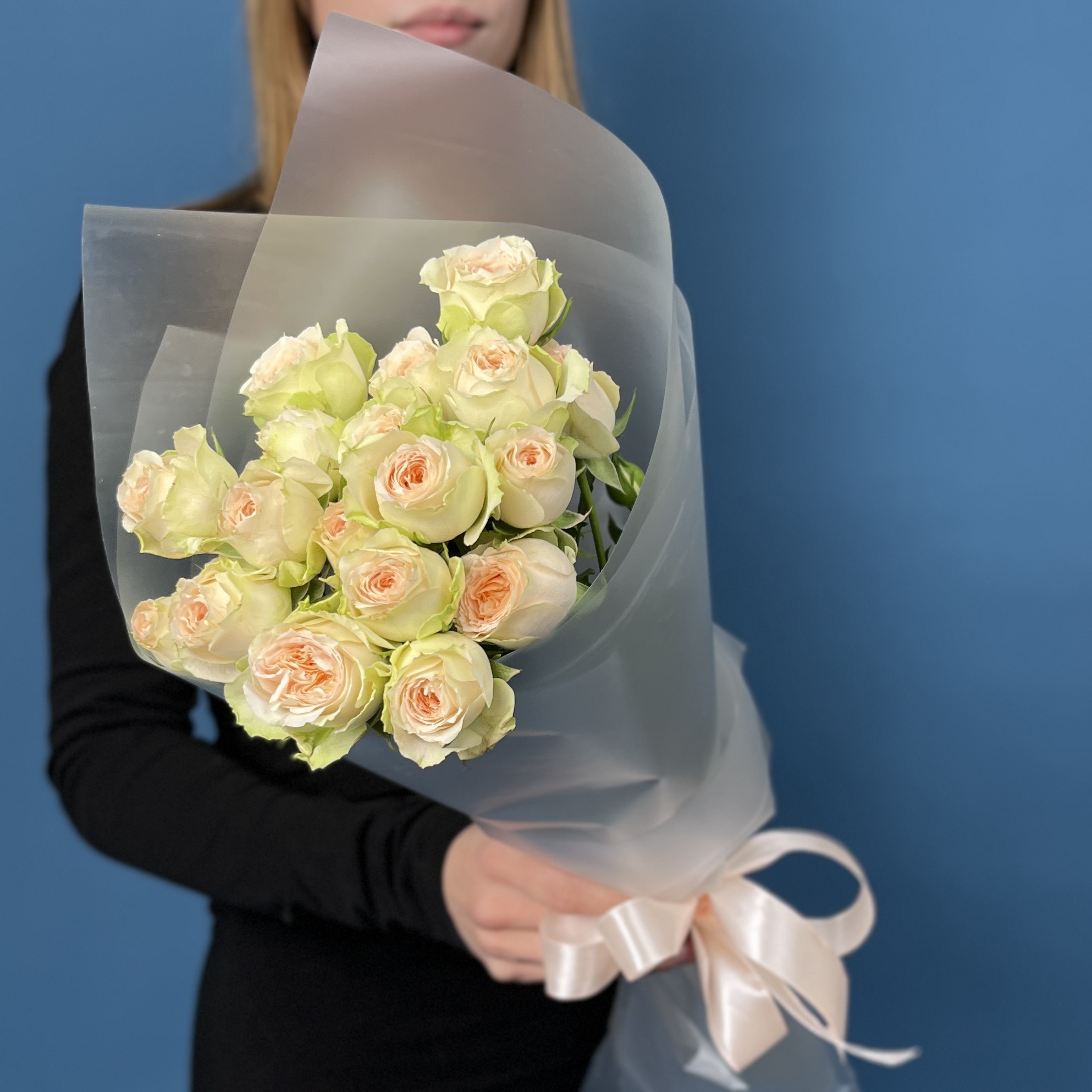 5 кустовых персиково-зелёных роз Павлова 50 см