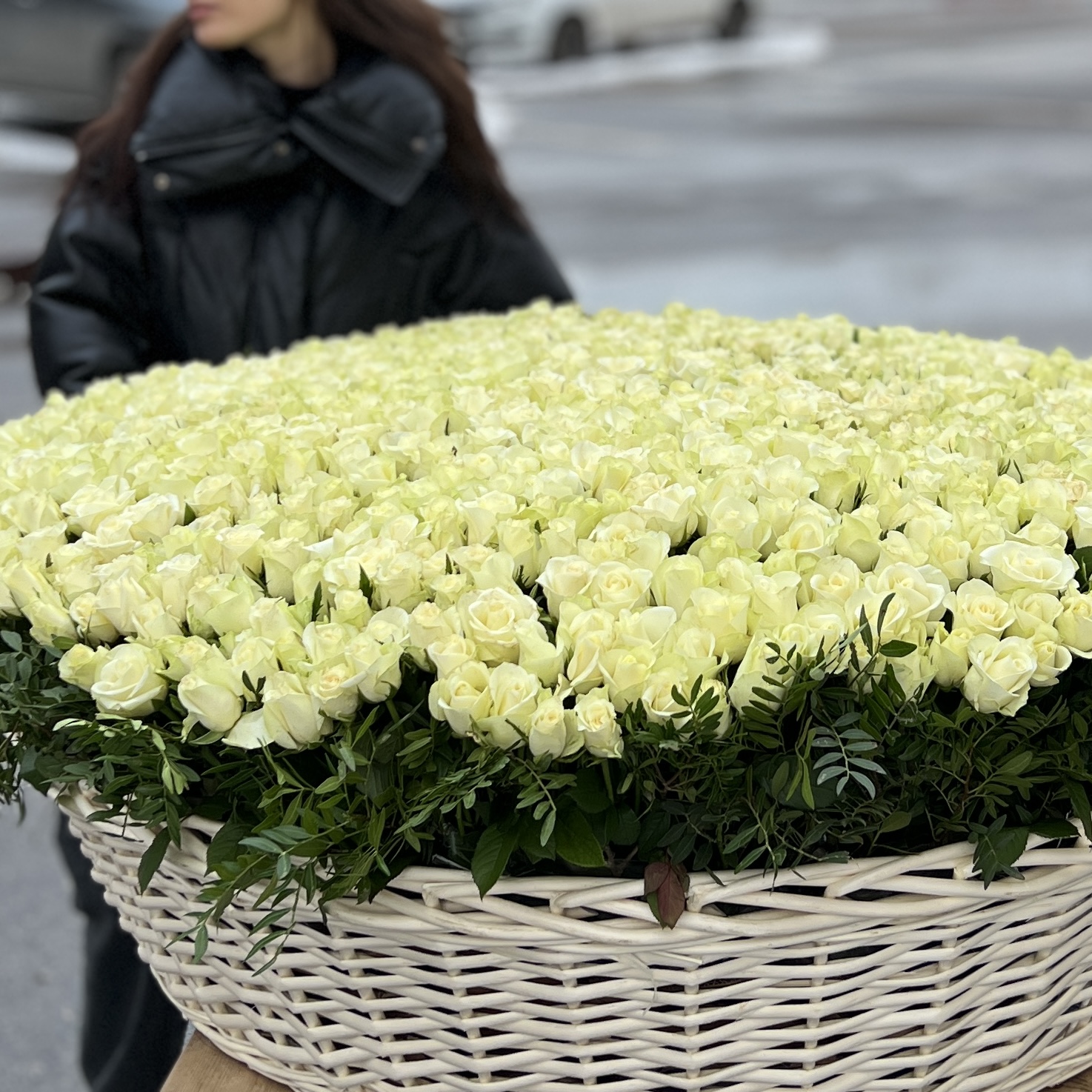 1001 нежная белая роза в корзине