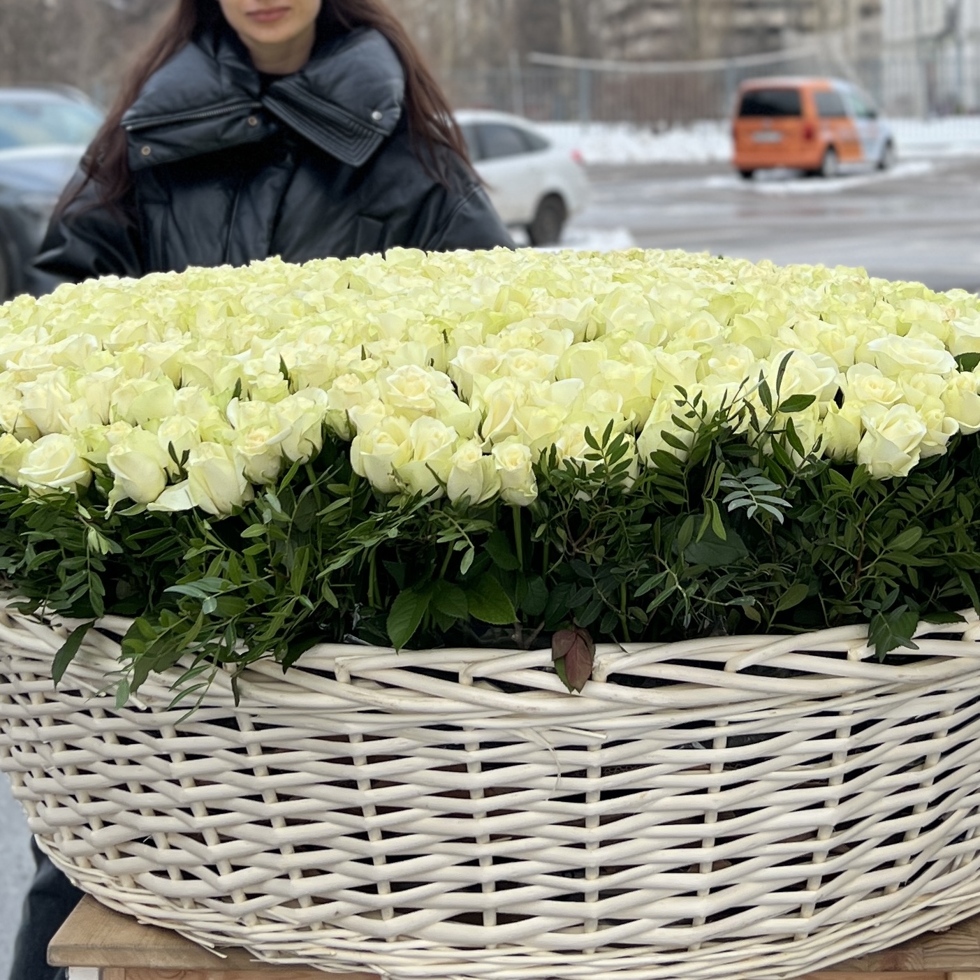 1001 нежная белая роза в корзине