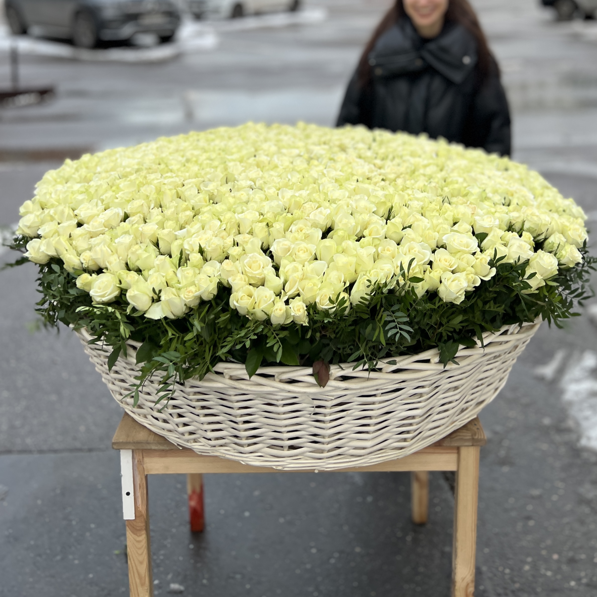 1001 нежная белая роза в корзине