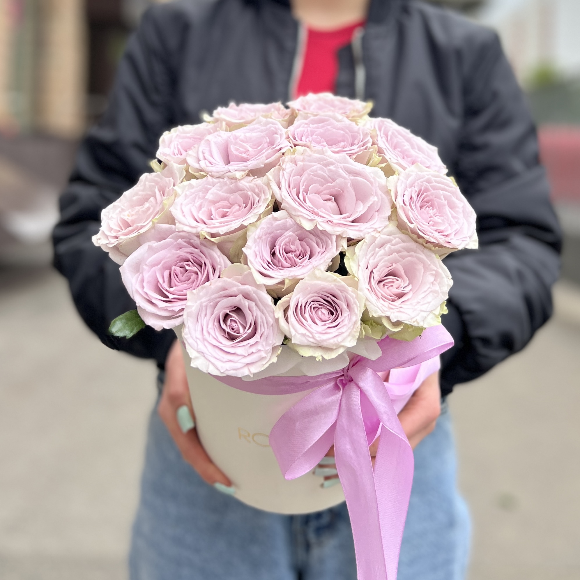 15 нежных сиреневых роз в коробке