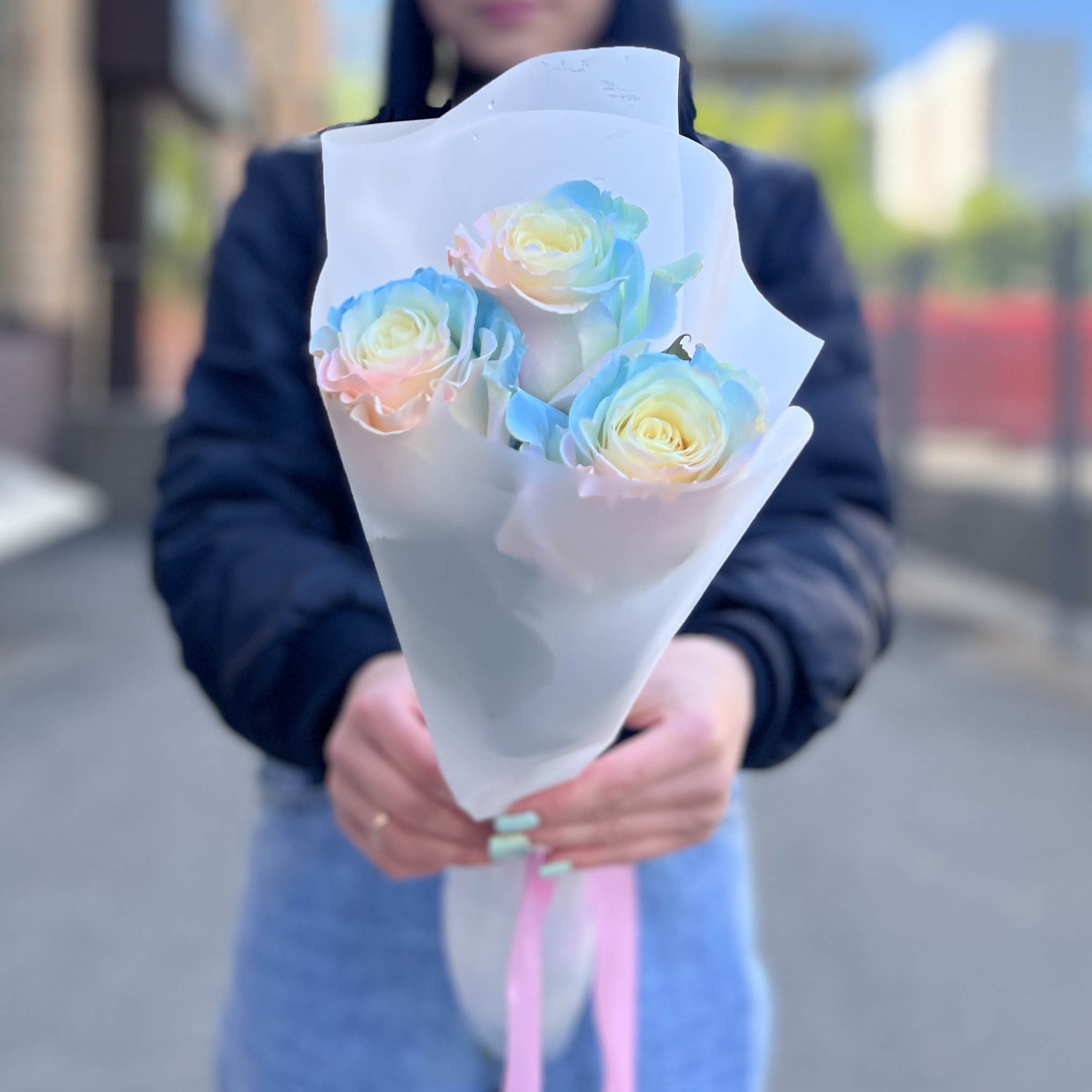 3 радужные розово-голубые розы 60 см