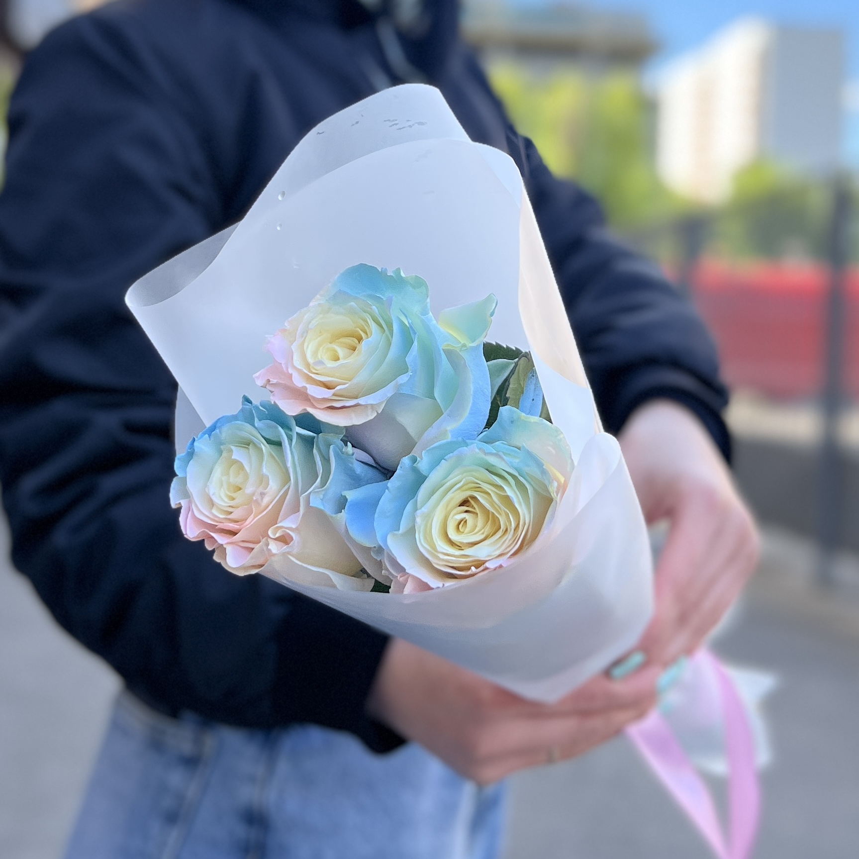 3 радужные розово-голубые розы 60 см