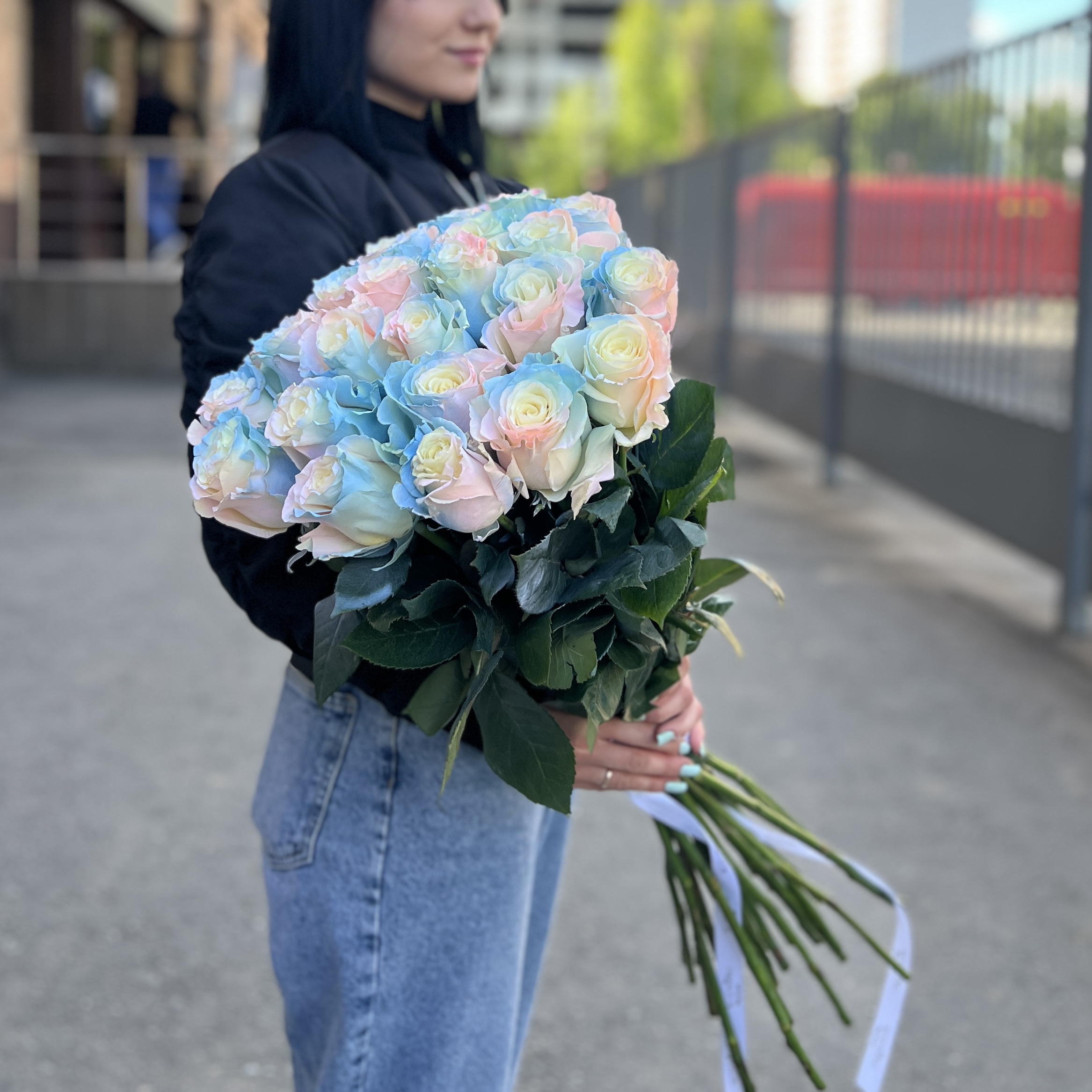 Радужная розово-бело-голубая роза 70 см
