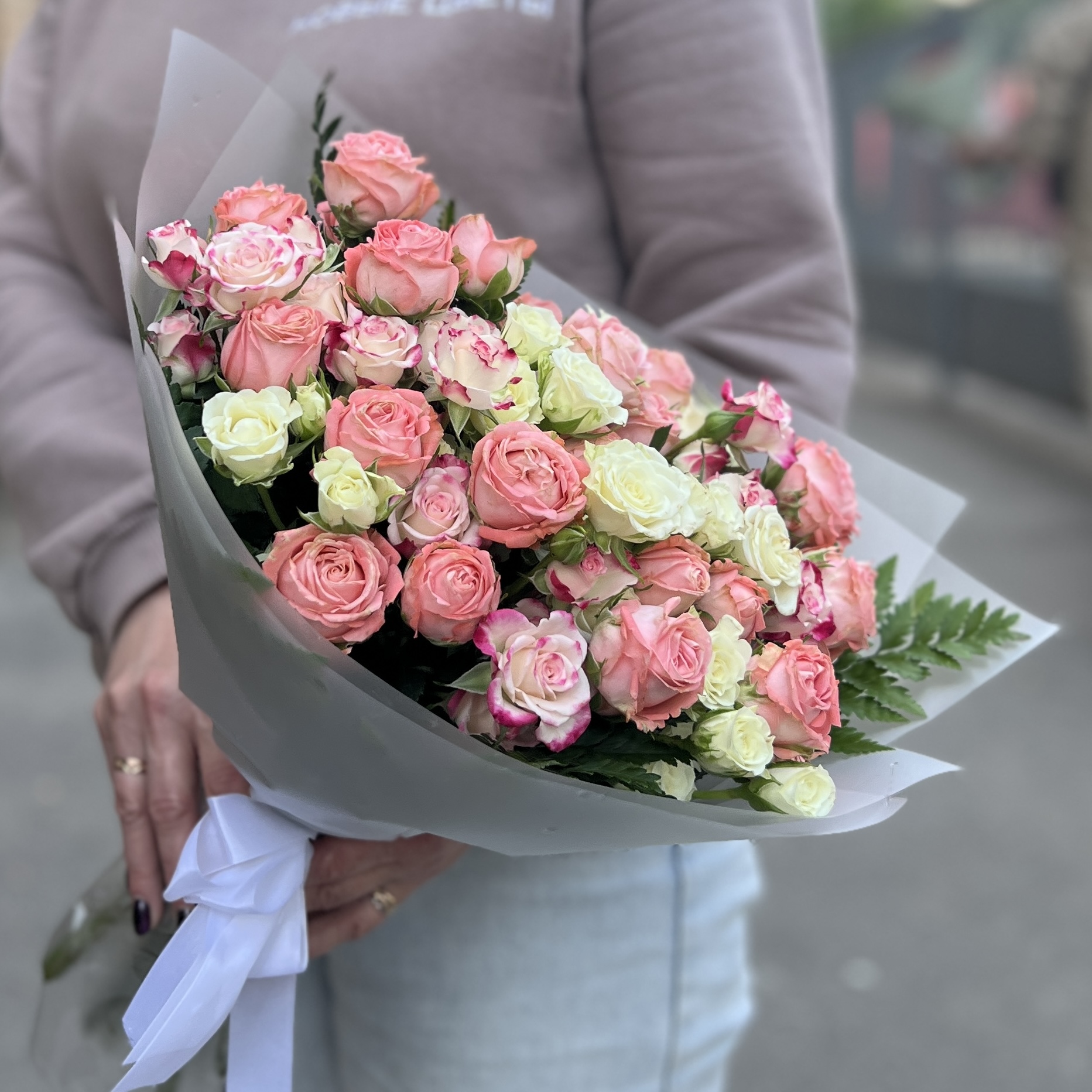 17 нежных кустовых роз с папоротником MIX