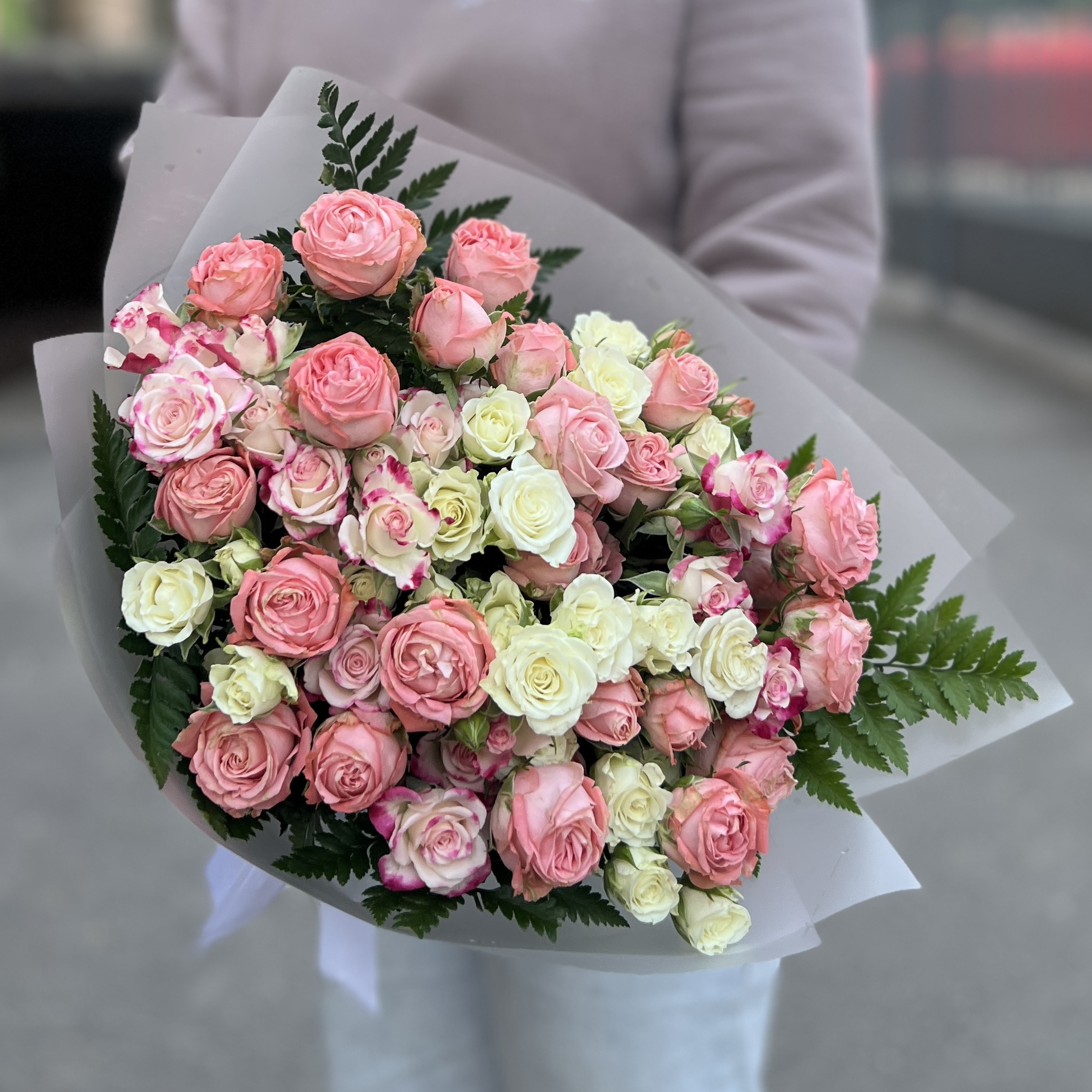 17 нежных кустовых роз с папоротником MIX