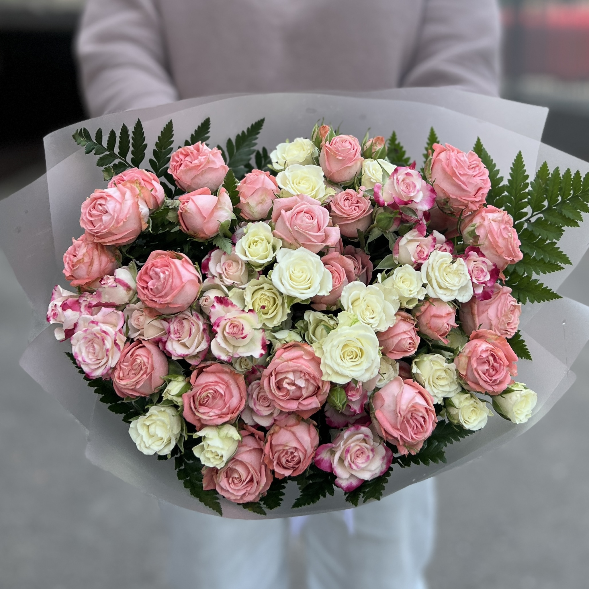 17 нежных кустовых роз с папоротником MIX