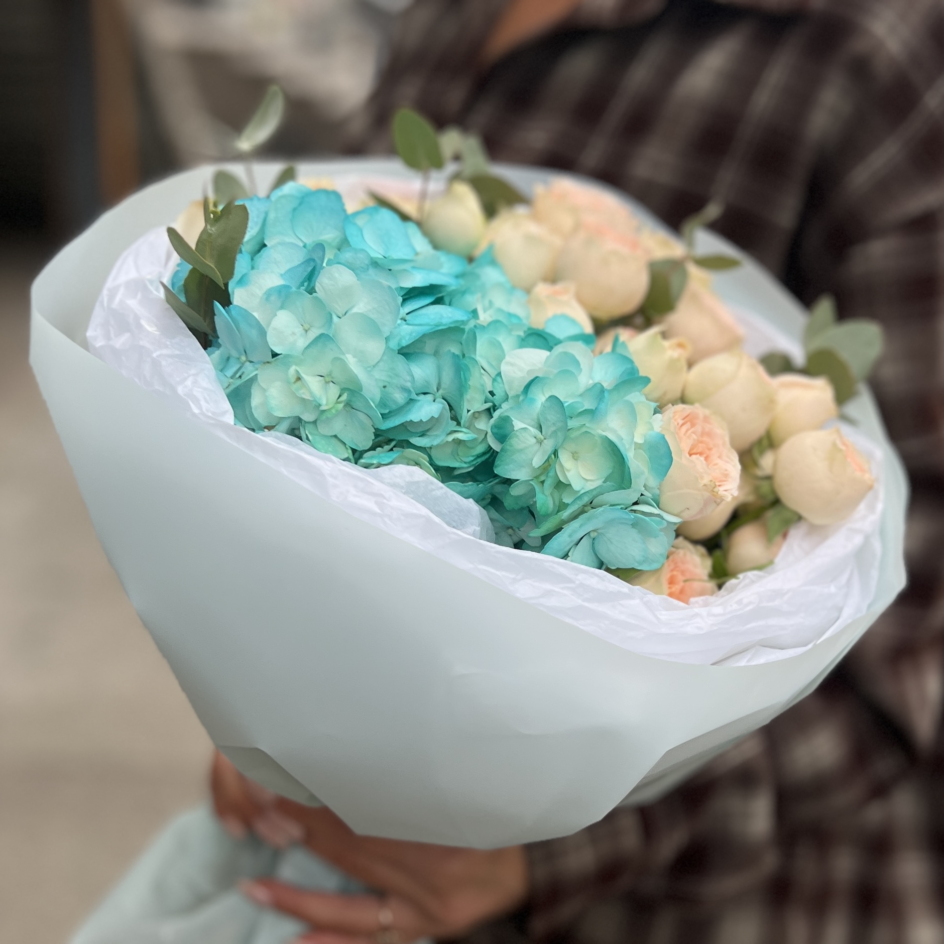 Гортензия с кустовой розой на день рождение подруги