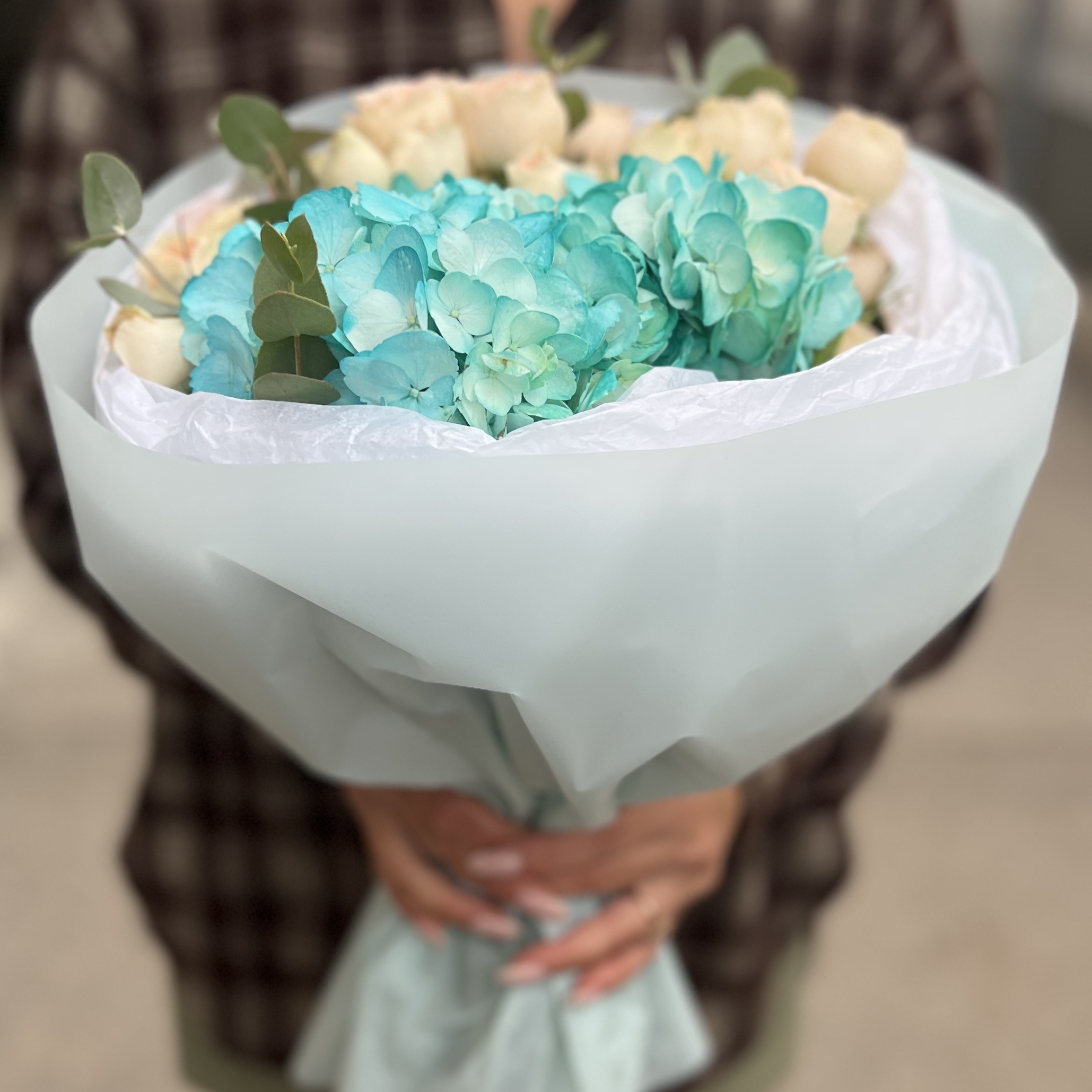 Гортензия с кустовой розой на день рождение подруги