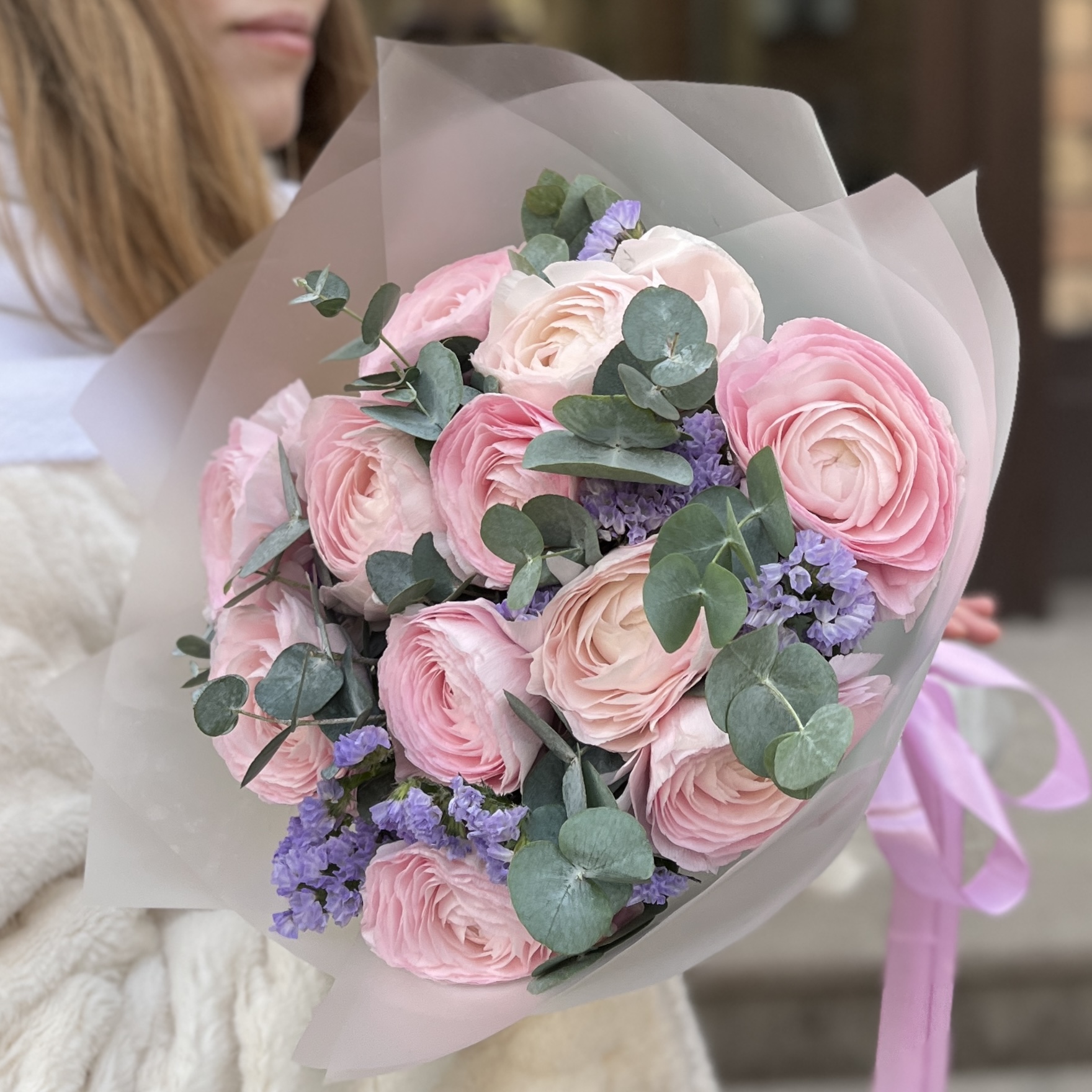 Розовые ранункулюсы с эвкалиптом и статицей