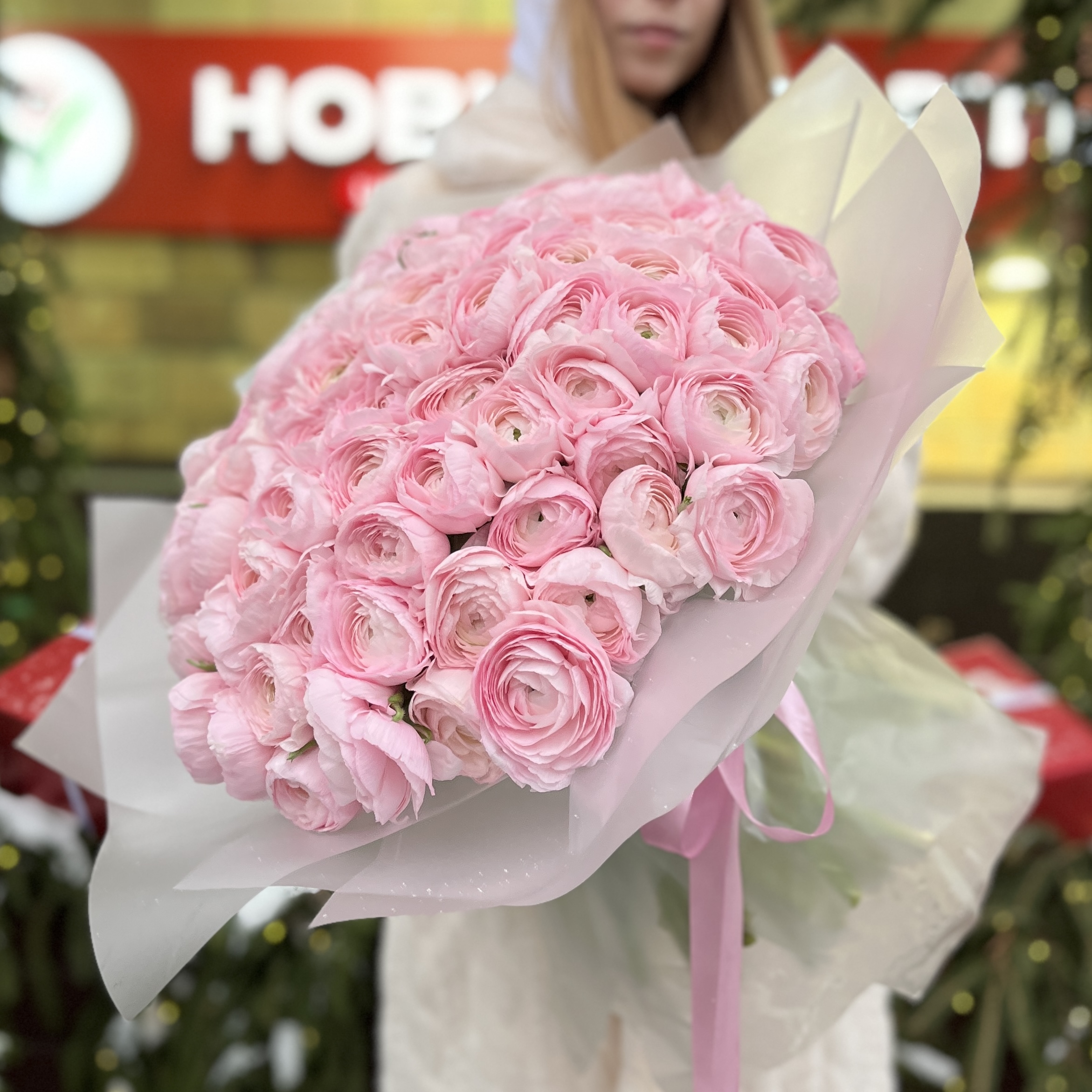 101 розовый ранункулюс