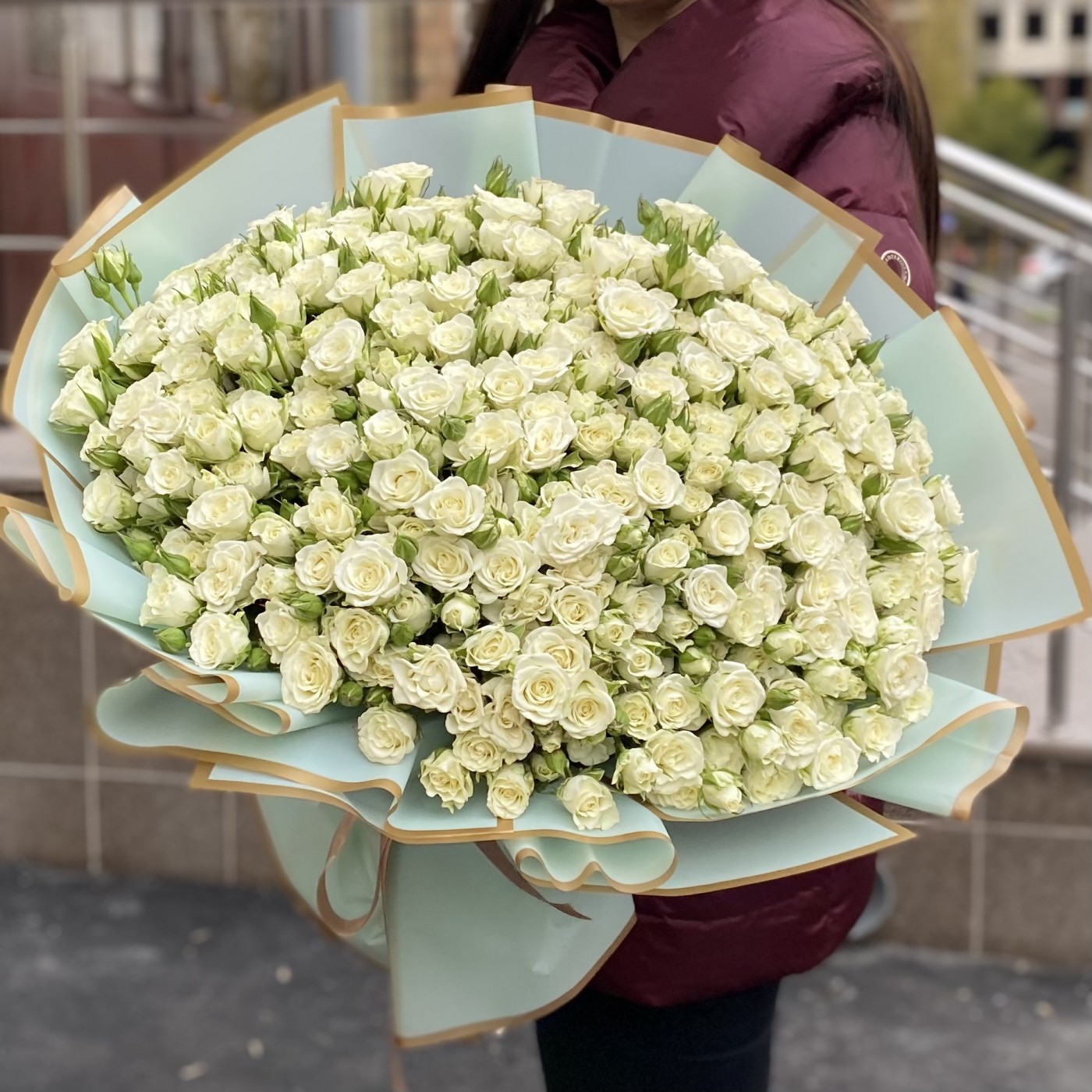 101 белая кустовая роза 50 см