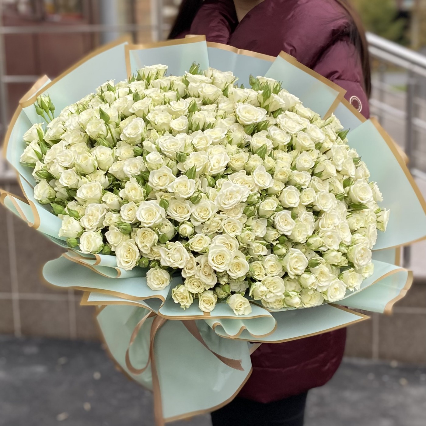 101 белая кустовая роза 50 см