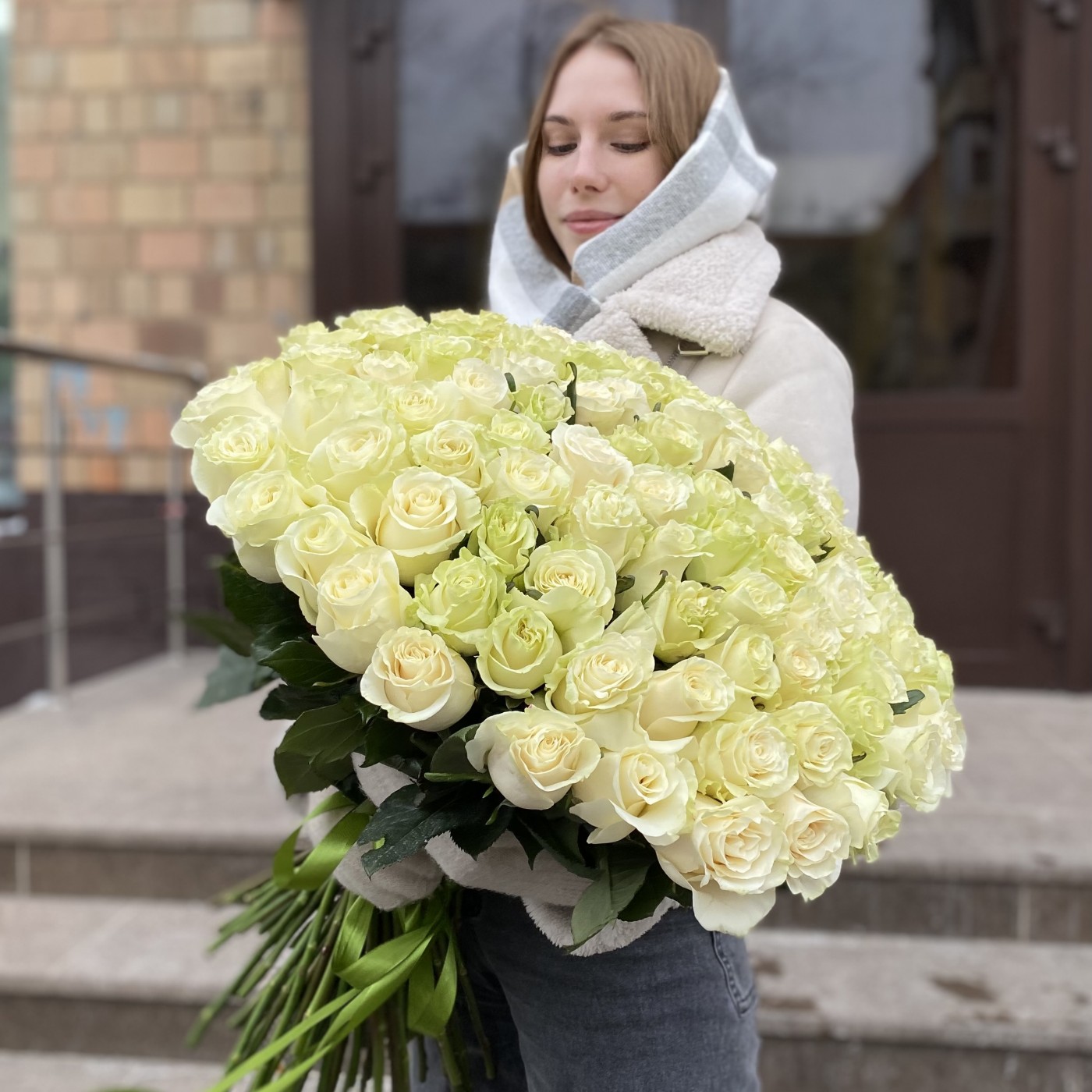 101 белая роза Мондиаль 50 см