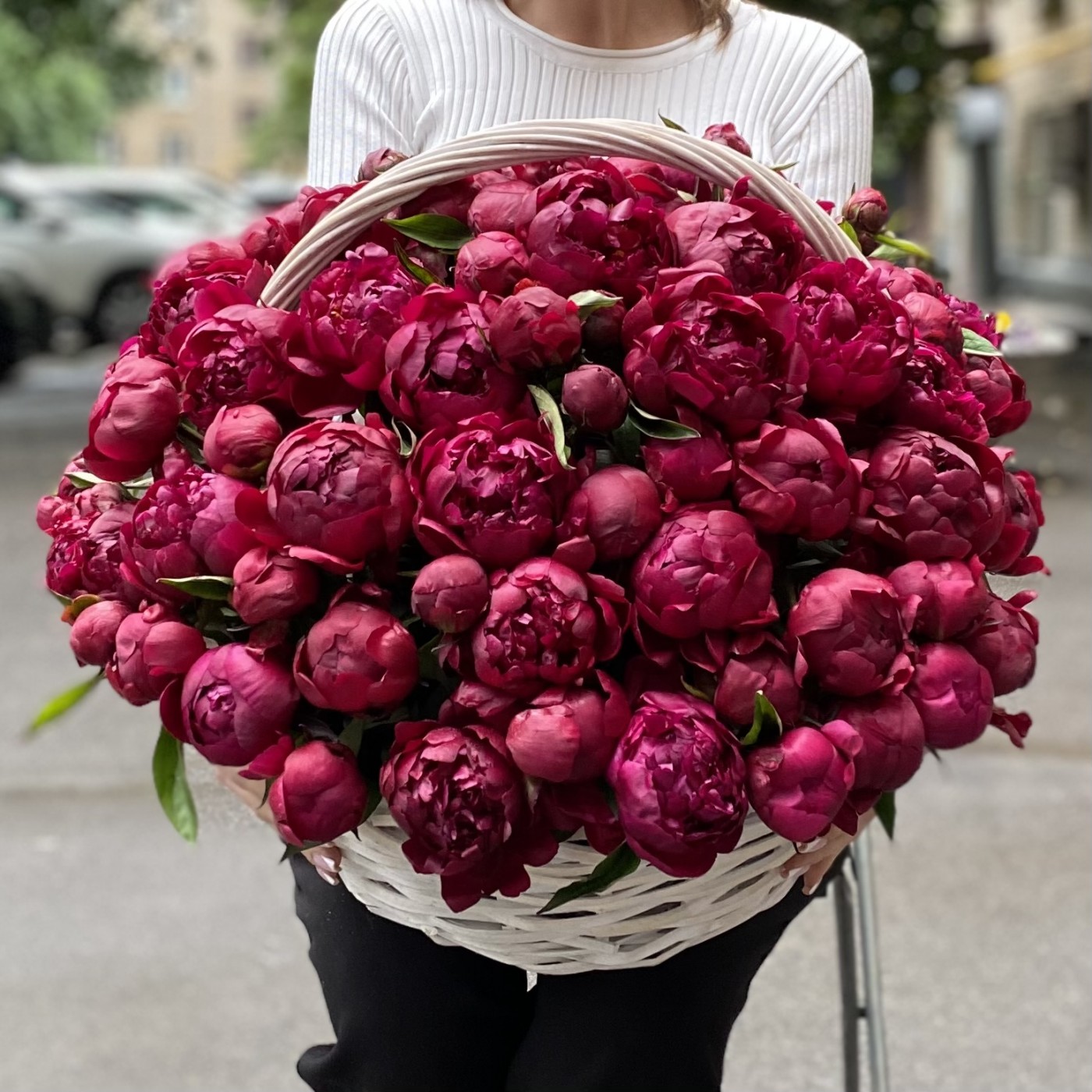 101 пион Канзас в корзине